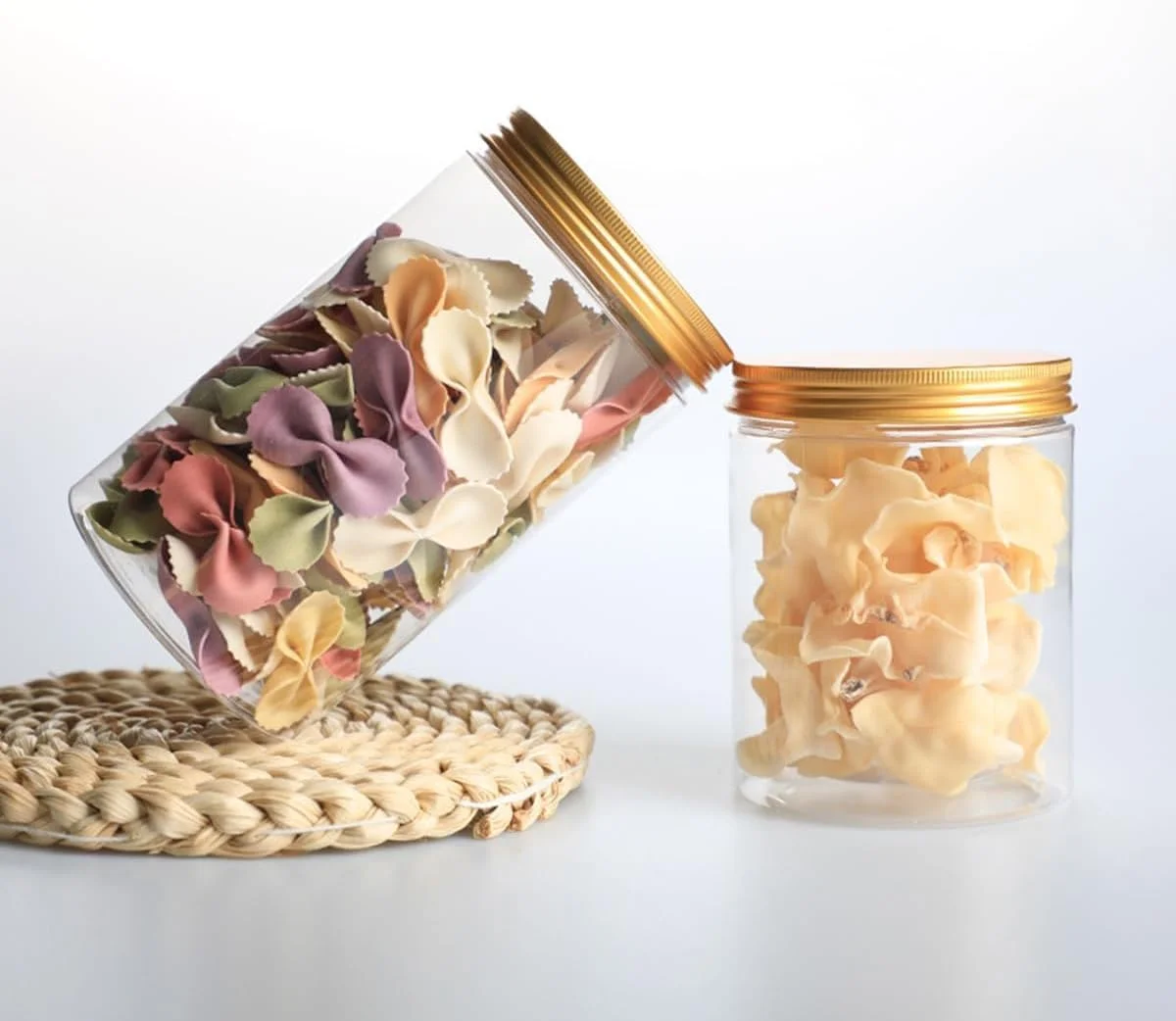 ست 4 تایی شیشه های پلاستیکی شفاف میسون با درب طلایی، ظروف دهان گشاد قابل استفاده مجدد و ضد نشت، مناسب برای میوه های خشک، آجیل، محصولات آشپزخانه و نگهداری خانگی. (1000 میلی لیتر)