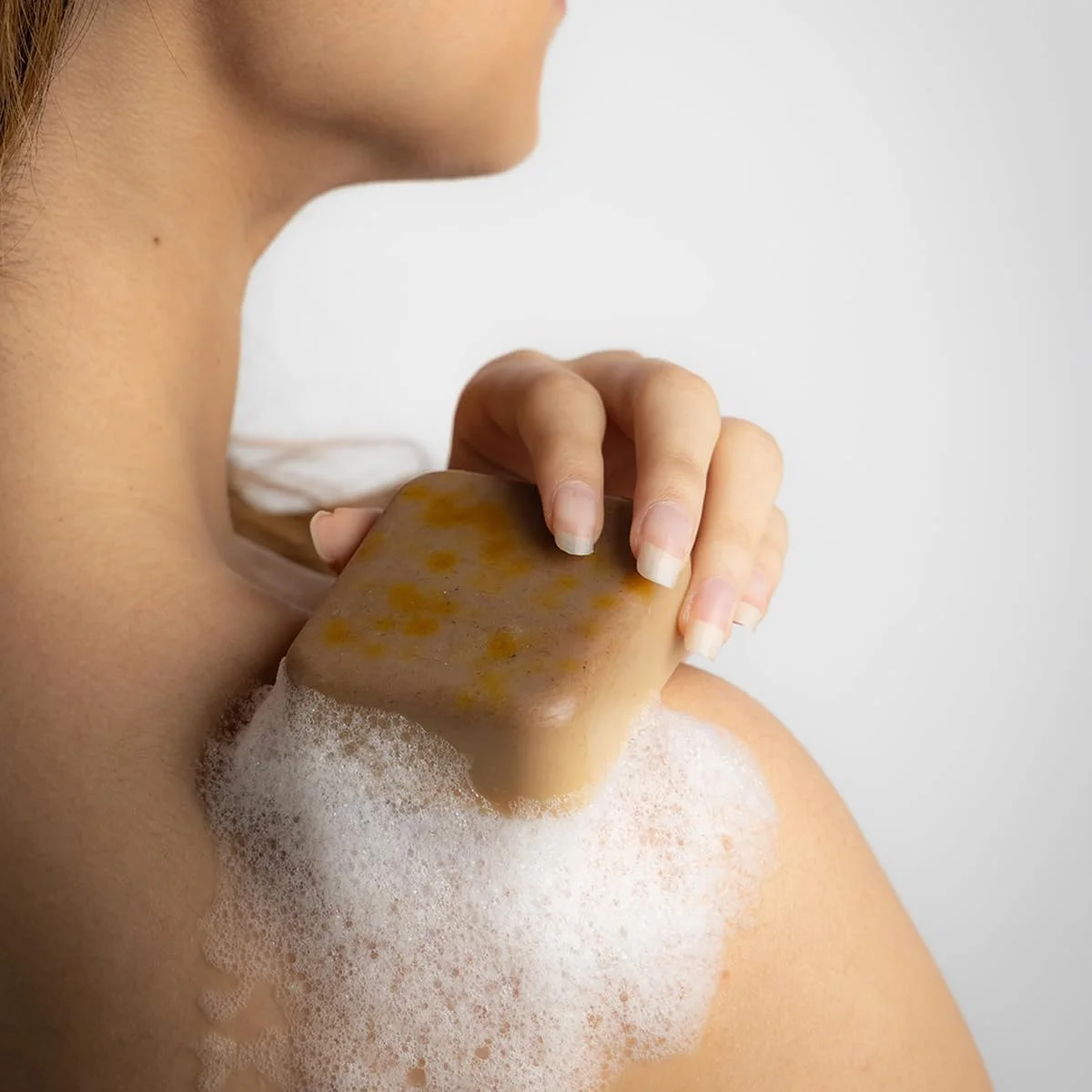 دستکش لایه بردار بدن Ghar Soaps و صابون جادویی چوب صندل زعفران 100 گرمی، مشکی | بدون پارابن | صابون چاندان و کسار | صابون دست ساز برای آقایان و بانوان | پوست شاداب کننده طبیعی درخشان | رفع تیرگی