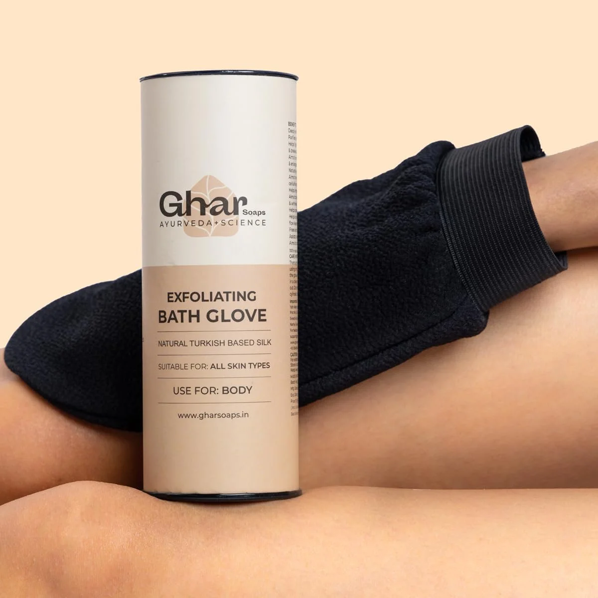 دستکش لایه بردار بدن Ghar Soaps و صابون جادویی چوب صندل زعفران 100 گرمی، مشکی | بدون پارابن | صابون چاندان و کسار | صابون دست ساز برای آقایان و بانوان | پوست شاداب کننده طبیعی درخشان | رفع تیرگی