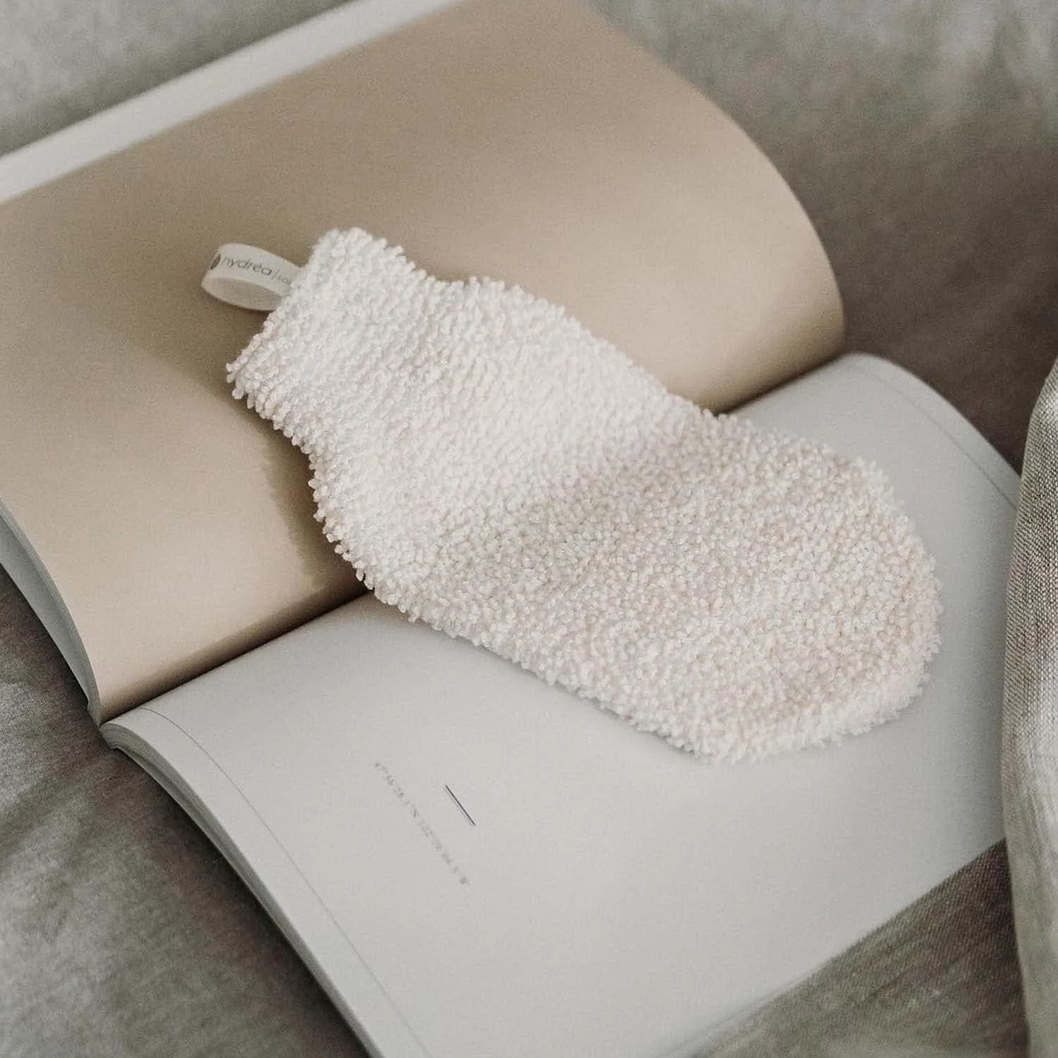 دستکش لایه بردار هیدرا لندن - لایه بردار فوق العاده نرم صورت بامبو طبیعی و اسکرابر بدن برای آقایان و بانوان - پاک کننده عمیق، ماساژ و اسکراب حمام - دستکش حمام نخی برای انواع پوست دستکش لایه بردار هیدرا لندن - لایه بردار فوق العاده نرم صورت بامبو طبیعی و اسکرابر بدن برای آقایان و بانوان - پاک کننده عمیق، ماساژ و اسکراب حمام - دستکش حمام نخی برای انواع پوست