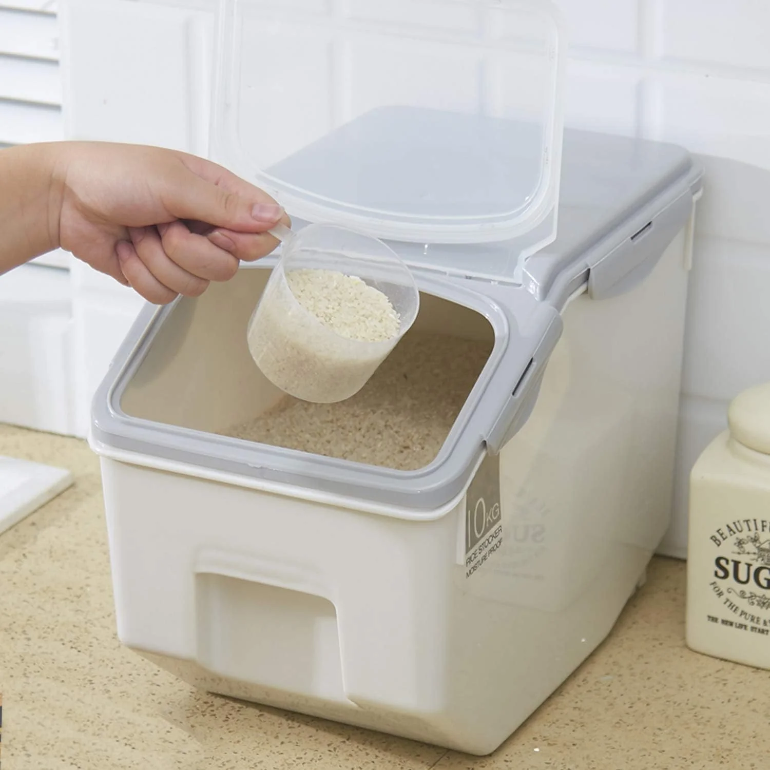 ظرف نگهداری برنج BLOOMING TIME، ظرف نگهداری مواد غذایی درب دار، جعبه بزرگ نگهداری غلات پلاستیکی و بدون BPA، ایده آل برای نگهداری برنج، آرد، مواد غذایی خشک، غذای حیوانات خانگی و موارد دیگر (10 کیلوگرم) ظرف نگهداری برنج BLOOMING TIME، ظرف نگهداری مواد غذایی درب دار، جعبه بزرگ نگهداری غلات پلاستیکی و بدون BPA، ایده آل برای نگهداری برنج، آرد، مواد غذایی خشک، غذای حیوانات خانگی و موارد دیگر (10 کیلوگرم)