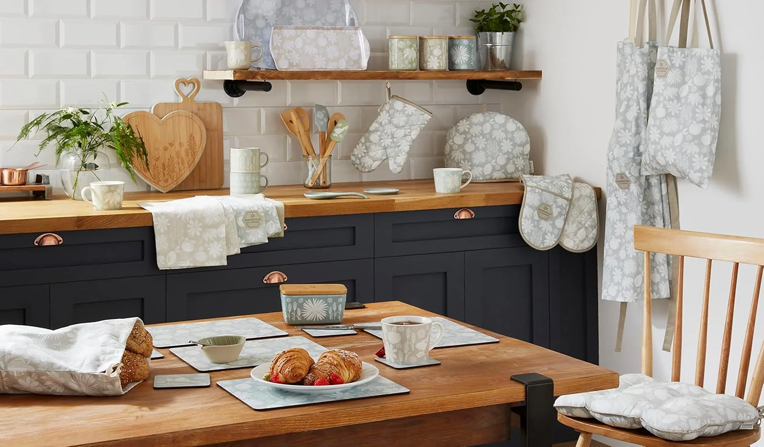 ظرف نگهداری سرامیکی درب دار Cooksmart Homestead خاکستری-آبی | ظرف مستطیلی با درب گیره ای مناسب برای پاستا، برنج، قهوه، آرد، شکر و ادویه جات - 1 عدد ظرف نگهداری سرامیکی درب دار Cooksmart Homestead خاکستری-آبی | ظرف مستطیلی با درب گیره ای مناسب برای پاستا، برنج، قهوه، آرد، شکر و ادویه جات - 1 عدد