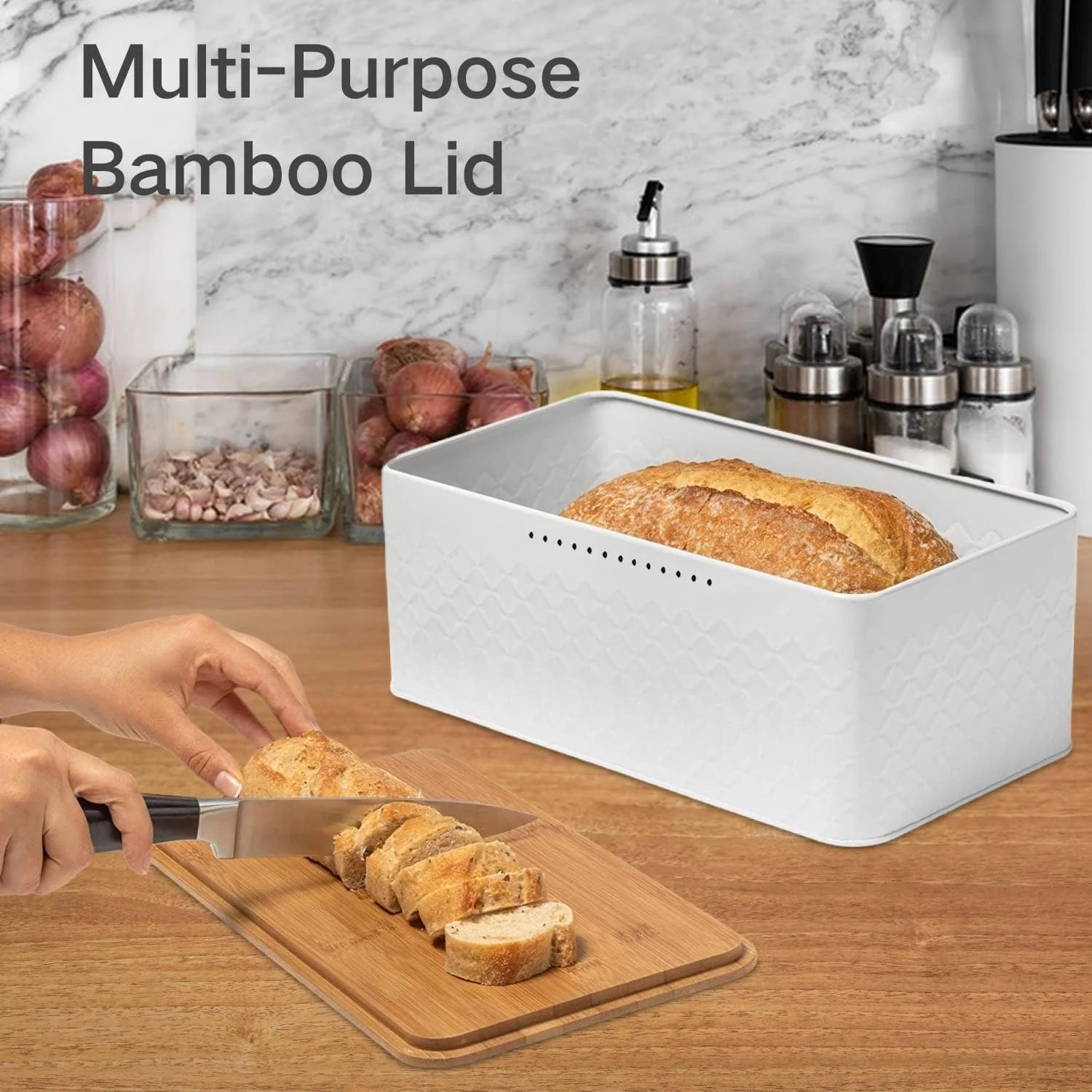 ظرف نان سفید برای روی کابینت آشپزخانه - ظرف نان با درب تخته برش چوبی بامبو - ظرف نان سفید طرح خانه روستایی - ظرف نان فلزی بزرگ با سبک مدرن برای افزایش تازگی - محفظه نگهداری نان