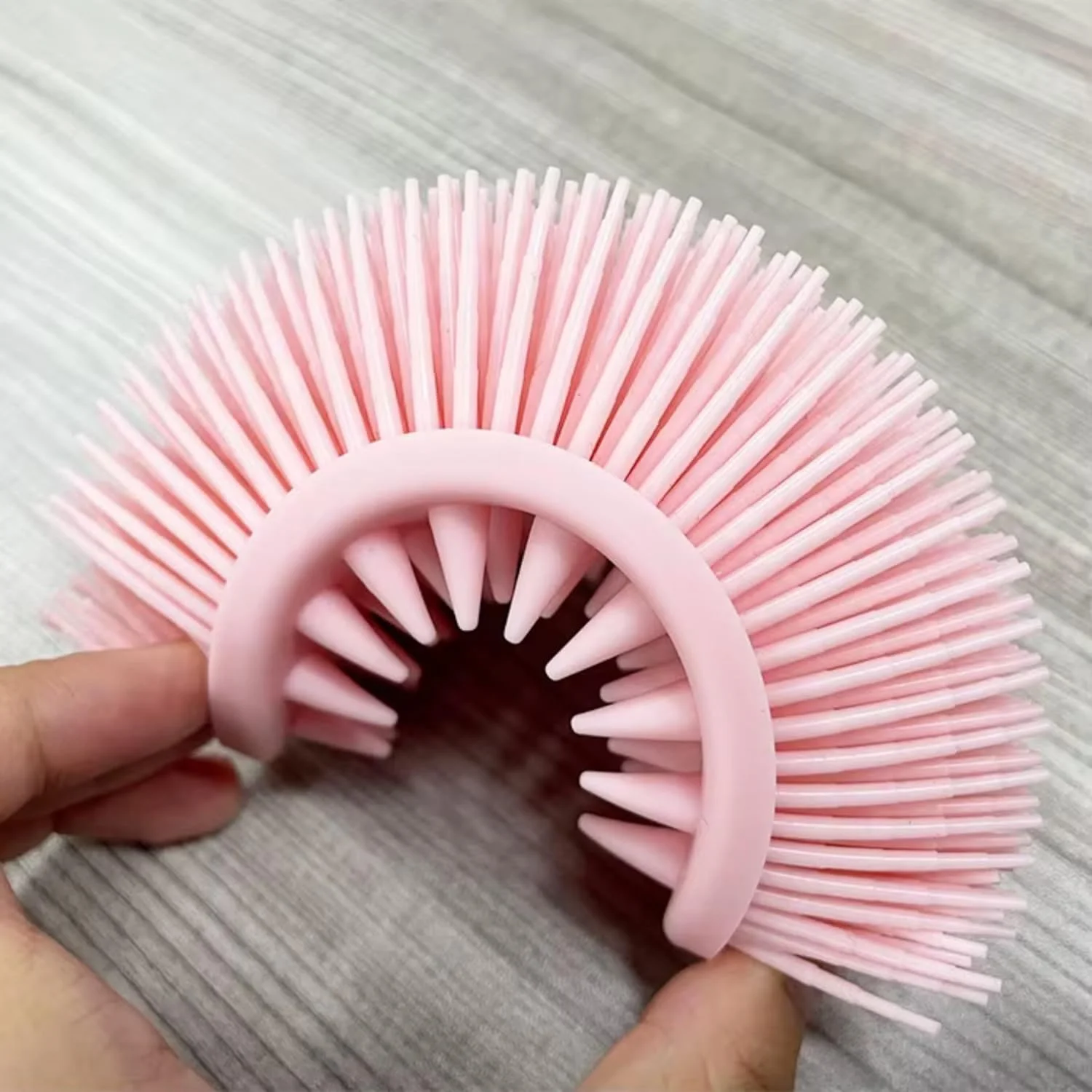 برس بدن سیلیکونی RHMT، اسکرابر لایه بردار 2 در 1، اسکراب بدن برای پوست حساس، برس حمام سازگار با محیط زیست، اسکرابر بدن، اسکرابر بدن سیلیکونی، برس ماساژور، برای آقایان و خانم ها. (صورتی)