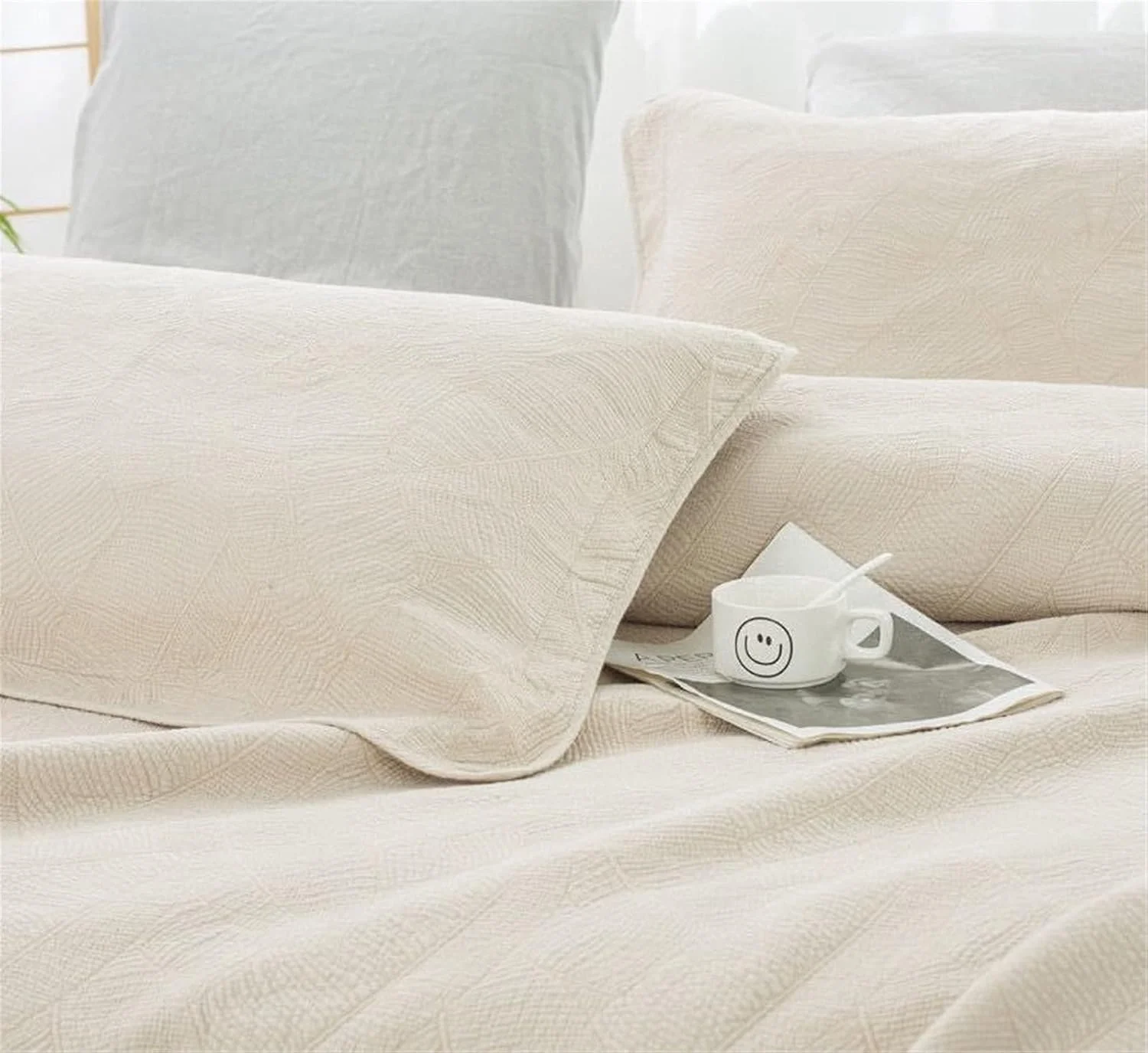 روتختی لحاف‌دوزی شده ZDmalt ابعاد 230x250 سانتی‌متر به همراه 2 روبالشتی 50x70 سانتی‌متر، ملحفه نخی ضد حساسیت، ست روتختی تابستانی، روتختی لحاف‌دوزی شده، رنگ بژ