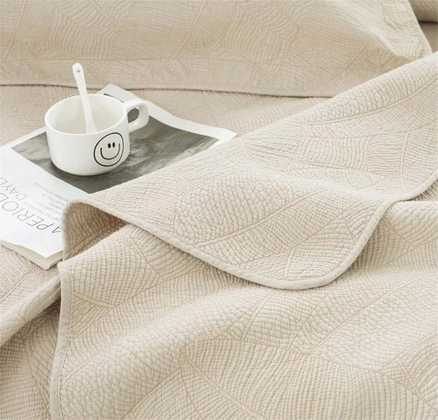 روتختی لحاف‌دوزی شده ZDmalt ابعاد 230x250 سانتی‌متر به همراه 2 روبالشتی 50x70 سانتی‌متر، ملحفه نخی ضد حساسیت، ست روتختی تابستانی، روتختی لحاف‌دوزی شده، رنگ بژ