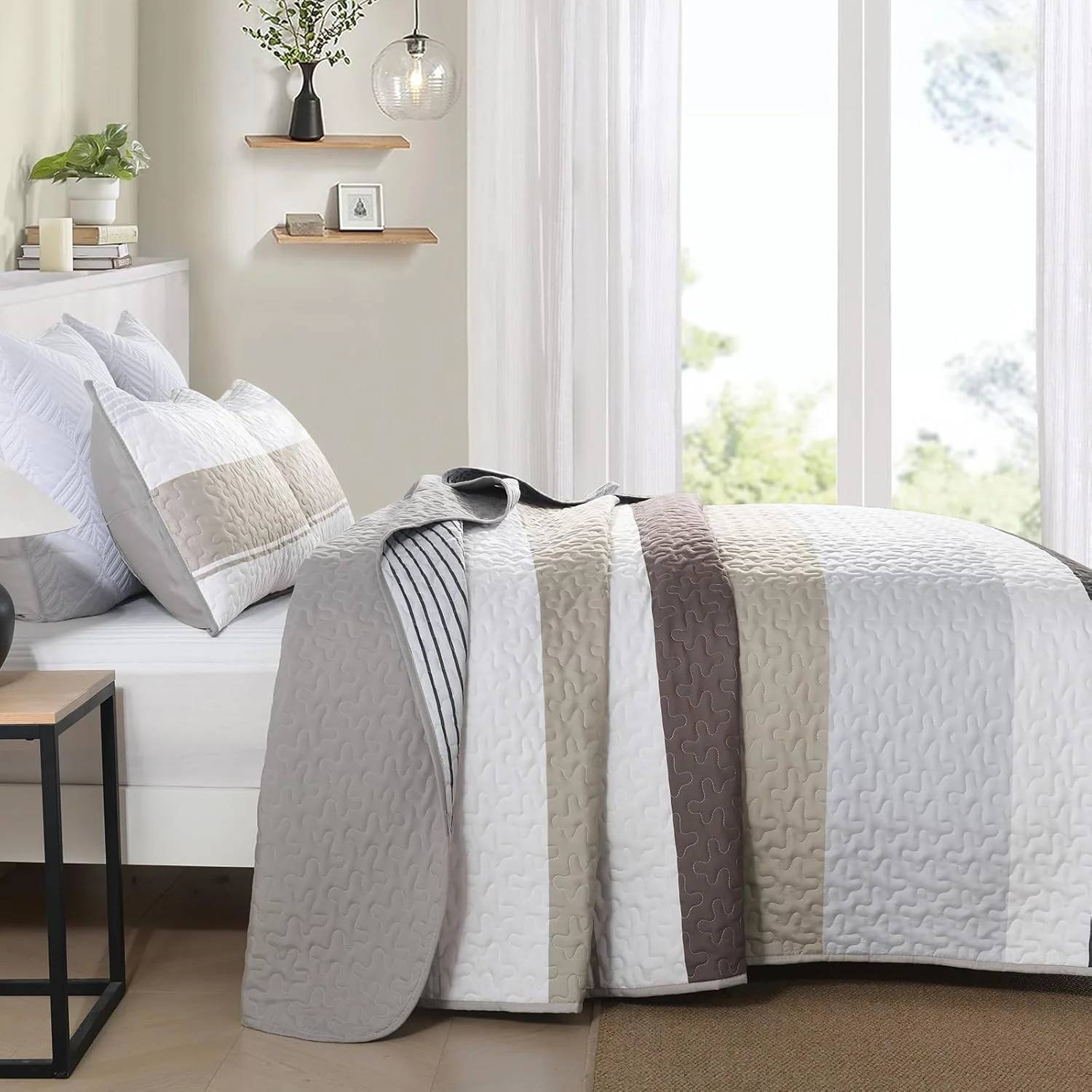 روتختی وانگز بدینگ 240 x 260 سانتی متر خاکستری قهوه ای، روتختی طرح راه راه، لحاف سه تکه دونفره، لحاف میکروفایبر با 2 روبالشی 50 x 75 سانتی متر مناسب اتاق خواب و مبل