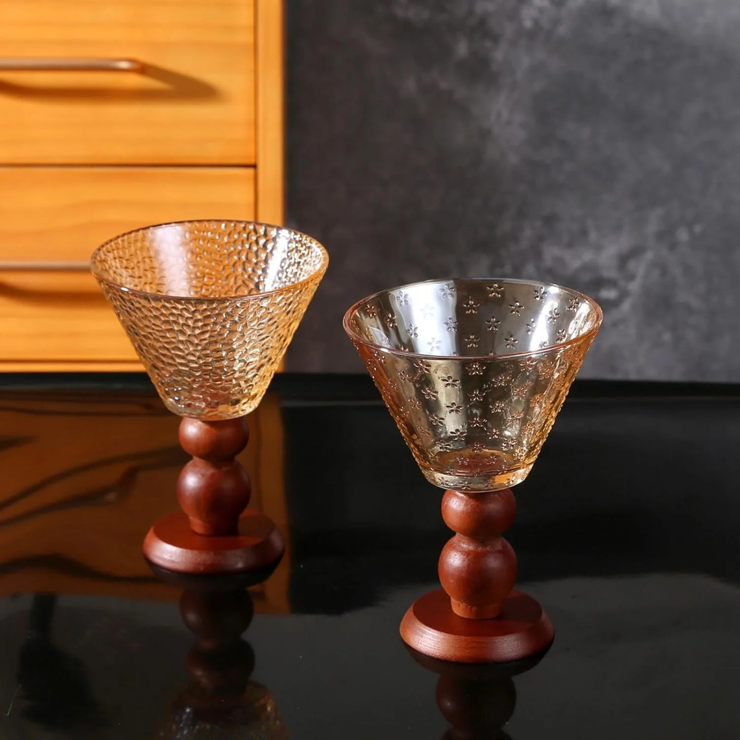 کاپ شیشه ای پایه بلند طرح رترو اروپایی CAPIJIONG، 270 میلی لیتر، کاسه بستنی شیشه ای شفاف - کاسه دسر با طرح چکش و پایه های چوبی