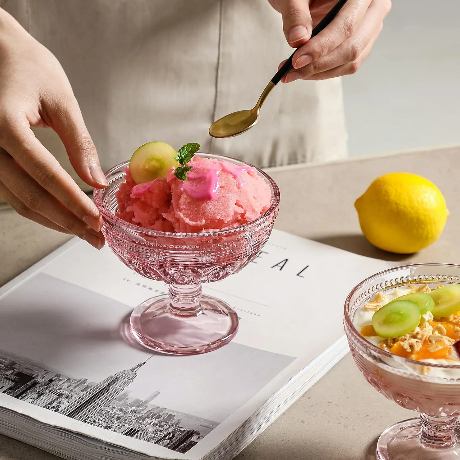 کاسه دسر درب دار EVEREST GLOBAL مدل Argus Pink، ظرف 177 میلی لیتری مناسب برای دسرهای رنگارنگ، پارفه، بستنی، آجیل، اسنک، غلات، آبنبات، شیشه ای فانتزی، طرح قدیمی، زیبا و دوست داشتنی