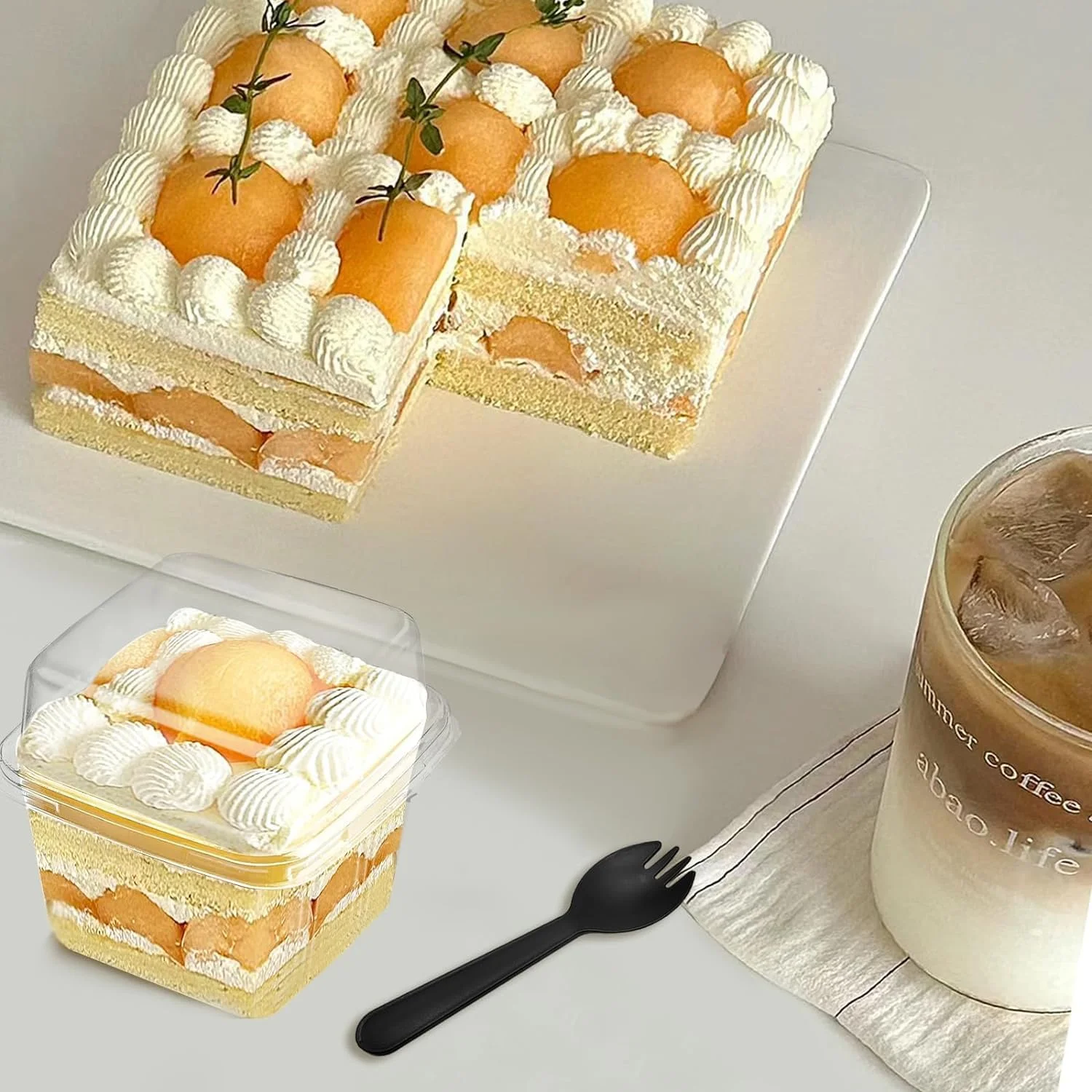 جعبه دسر NALACAL همراه با درب و قاشق چنگال، ظروف یکبار مصرف پلاستیکی کیک 8 اونسی مربعی برای میوه، پودینگ، موس، بستنی و کیک توت فرنگی (100 عدد)