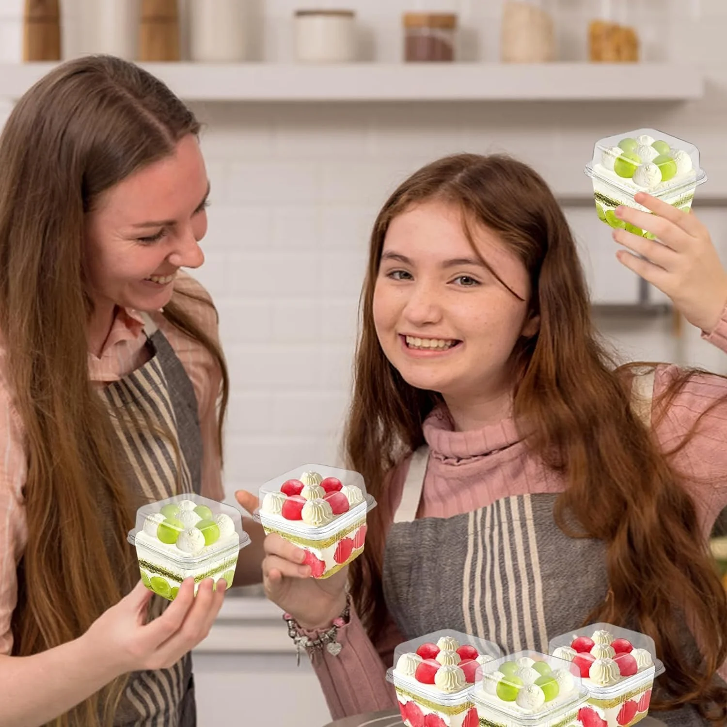 جعبه دسر NALACAL همراه با درب و قاشق چنگال، ظروف یکبار مصرف پلاستیکی کیک 8 اونسی مربعی برای میوه، پودینگ، موس، بستنی و کیک توت فرنگی (100 عدد)