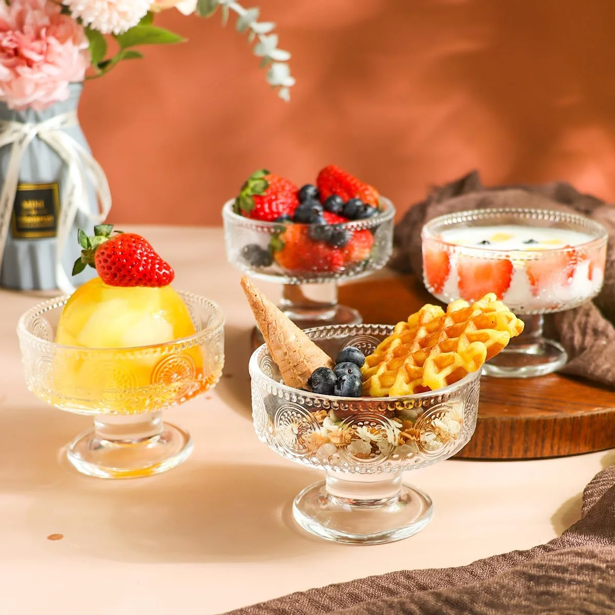 ست 4 تایی کاسه بستنی شیشه ای Swetwiny، فنجان های دسر برجسته شفاف با قاشق طلایی، فنجان های پارفه برای ساندی، بستنی، میوه، کوکتل، فنجان های دسر پایه دار 220 میلی لیتری ست 4 تایی کاسه بستنی شیشه ای Swetwiny، فنجان های دسر برجسته شفاف با قاشق طلایی، فنجان های پارفه برای ساندی، بستنی، میوه، کوکتل، فنجان های دسر پایه دار 220 میلی لیتری