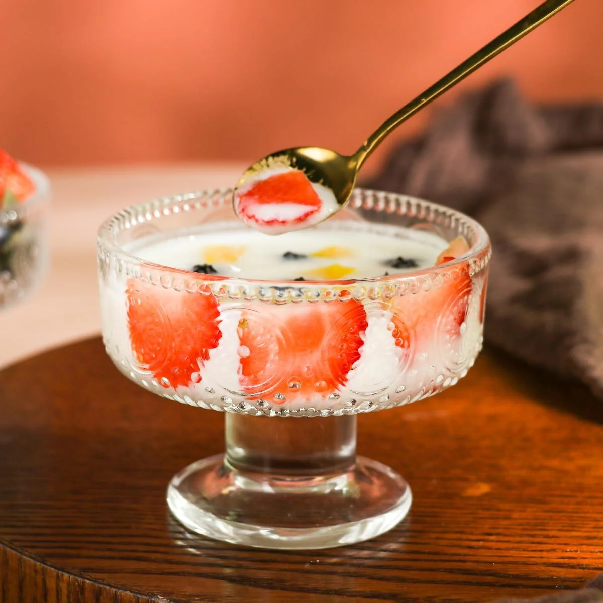 ست 4 تایی کاسه بستنی شیشه ای Swetwiny، فنجان های دسر برجسته شفاف با قاشق طلایی، فنجان های پارفه برای ساندی، بستنی، میوه، کوکتل، فنجان های دسر پایه دار 220 میلی لیتری ست 4 تایی کاسه بستنی شیشه ای Swetwiny، فنجان های دسر برجسته شفاف با قاشق طلایی، فنجان های پارفه برای ساندی، بستنی، میوه، کوکتل، فنجان های دسر پایه دار 220 میلی لیتری