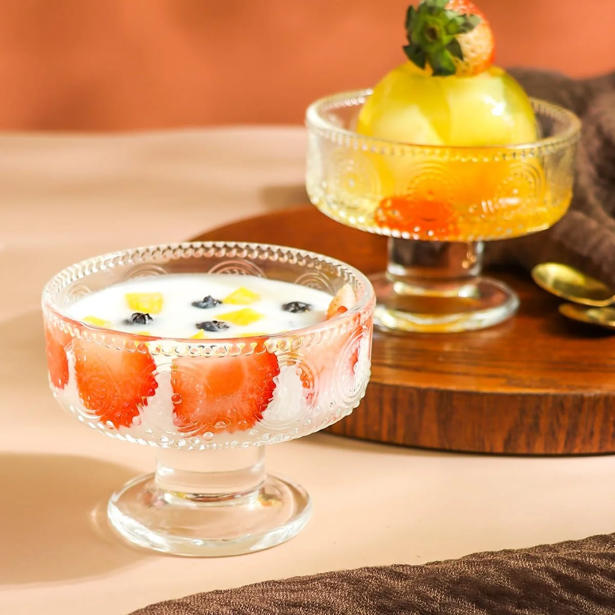 ست 4 تایی کاسه بستنی شیشه ای Swetwiny، فنجان های دسر برجسته شفاف با قاشق طلایی، فنجان های پارفه برای ساندی، بستنی، میوه، کوکتل، فنجان های دسر پایه دار 220 میلی لیتری ست 4 تایی کاسه بستنی شیشه ای Swetwiny، فنجان های دسر برجسته شفاف با قاشق طلایی، فنجان های پارفه برای ساندی، بستنی، میوه، کوکتل، فنجان های دسر پایه دار 220 میلی لیتری