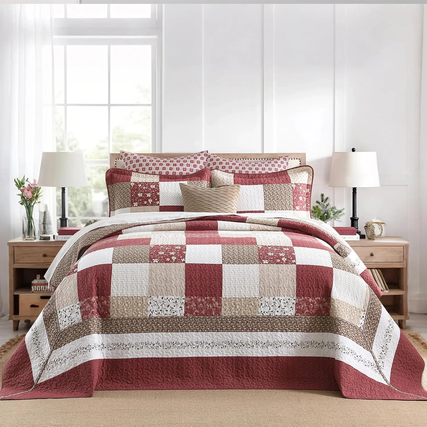 رو تختی بزرگ پنبه ای 100% مناسب تخت کوئین سایز 259x305 سانتی متر - لحاف سبک وزن به سبک فرانسوی وینتیج کانتری - ست رو تختی سه تکه - طرح برگشت پذیر چهارخانه گلدار هندسی به رنگ بورگاندی/بژ/طوسی/سفید