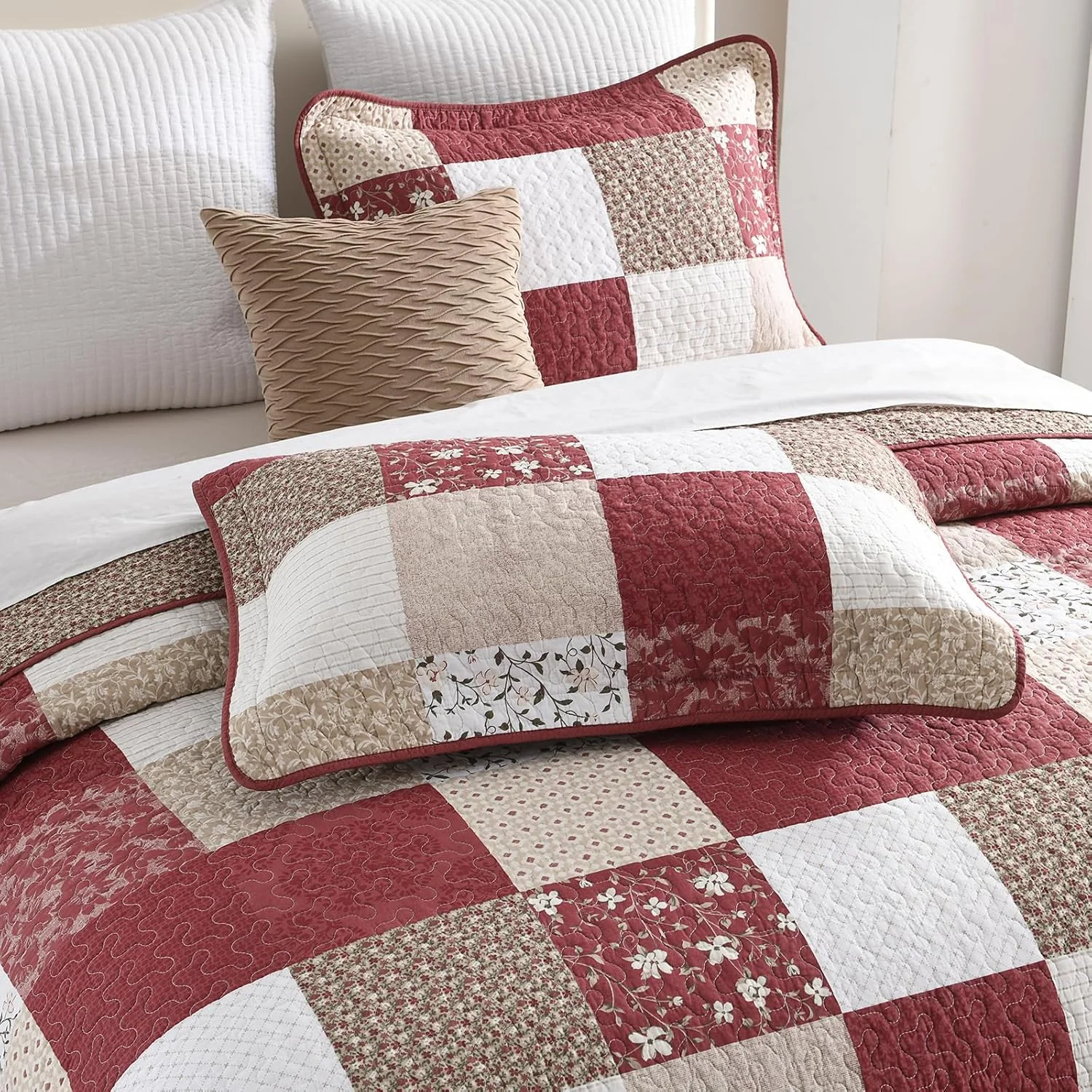 رو تختی بزرگ پنبه ای 100% مناسب تخت کوئین سایز 259x305 سانتی متر - لحاف سبک وزن به سبک فرانسوی وینتیج کانتری - ست رو تختی سه تکه - طرح برگشت پذیر چهارخانه گلدار هندسی به رنگ بورگاندی/بژ/طوسی/سفید