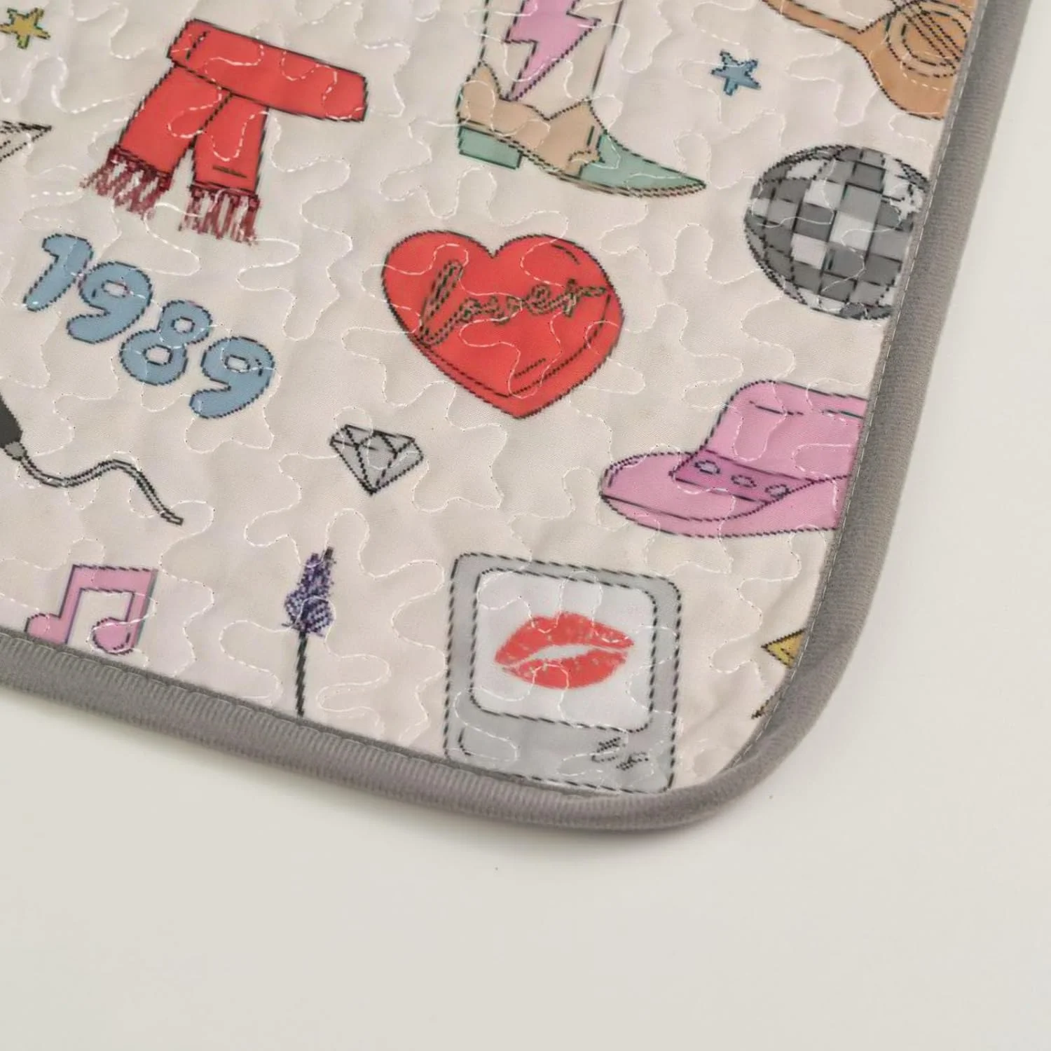 رو تختی طرح پاپ موزیک سایز کینگ آلنجوی، ست روتختی هنری، لحاف پارچه ای قابل شستشو با 2 روبالشی SC00009-007