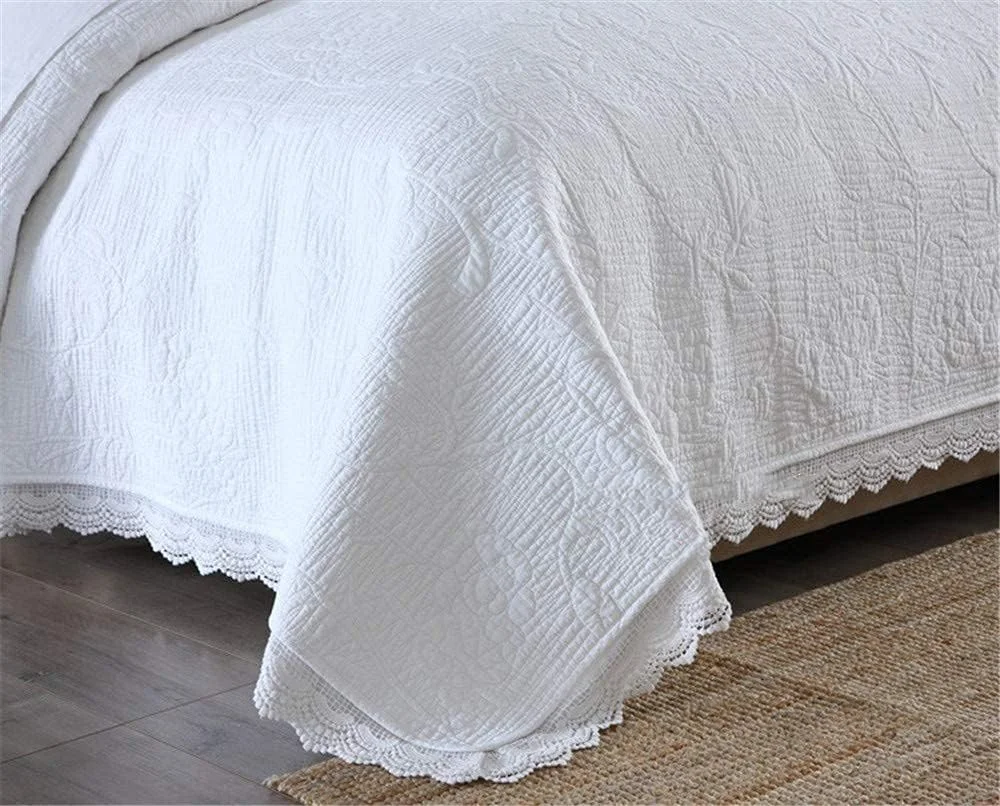 روتختی سفید کینگ سایز به همراه 2 روبالشتی برای دکور اتاق خواب، رو تختی دو رو، لحاف گلدوزی شده طرح گل با روکش مات