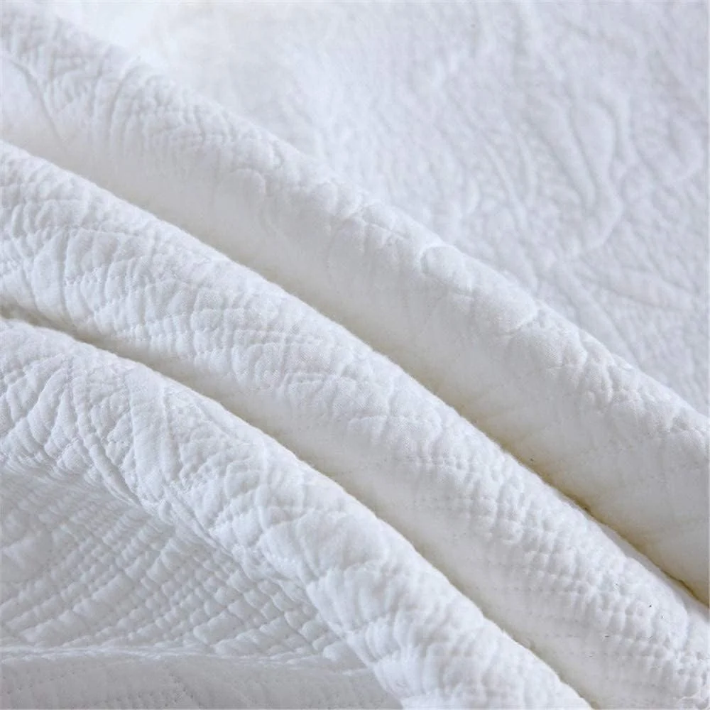 روتختی سفید کینگ سایز به همراه 2 روبالشتی برای دکور اتاق خواب، رو تختی دو رو، لحاف گلدوزی شده طرح گل با روکش مات