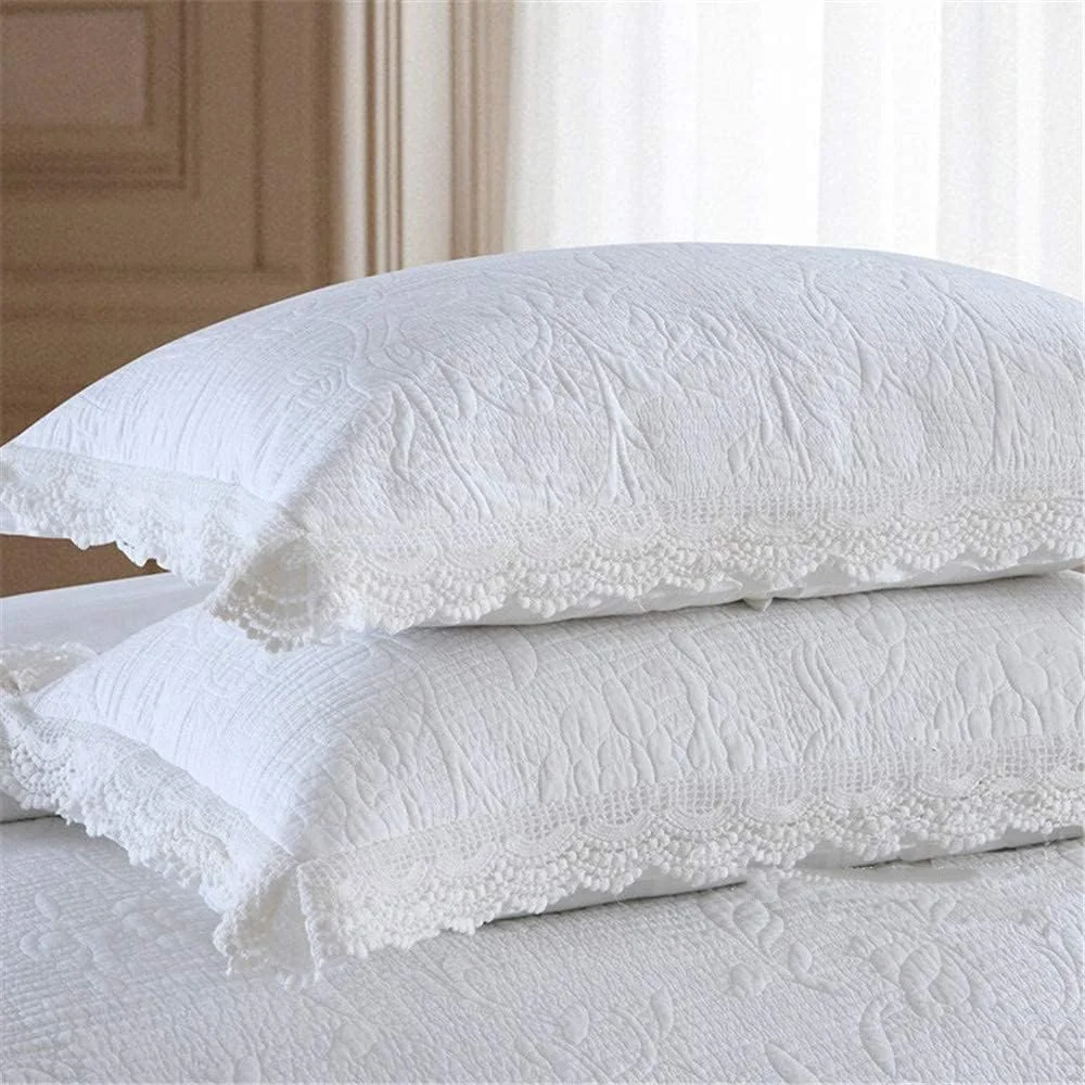 روتختی سفید کینگ سایز به همراه 2 روبالشتی برای دکور اتاق خواب، رو تختی دو رو، لحاف گلدوزی شده طرح گل با روکش مات