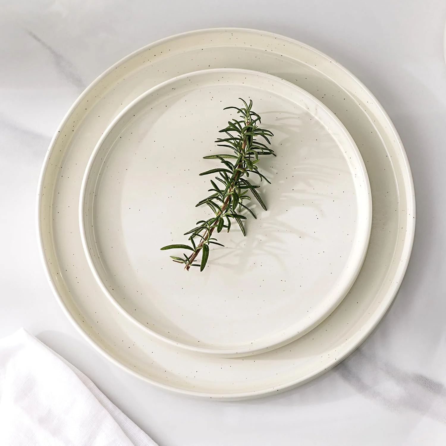 سرویس غذاخوری GBHOME برای 6 نفر، مجموعه 18 تکه بشقاب و کاسه خالدار با کف لعاب دار، مجموعه ظروف سنگی مقاوم در برابر خراش و لب پر شدن، مجموعه ظروف قابل شستشو در ماشین ظرفشویی و مایکروویو، بژ روشن