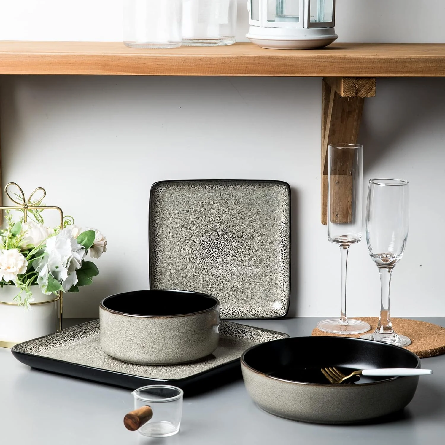 سرویس غذاخوری 16 پارچه آرورا فلاکار مربعی از جنس سنگ، مناسب برای 4 نفر، شامل بشقاب غذاخوری، بشقاب پیش دستی، کاسه غلات و لیوان - لعاب واکنش گرا خاکستری سرویس غذاخوری 16 پارچه آرورا فلاکار مربعی از جنس سنگ، مناسب برای 4 نفر، شامل بشقاب غذاخوری، بشقاب پیش دستی، کاسه غلات و لیوان - لعاب واکنش گرا خاکستری