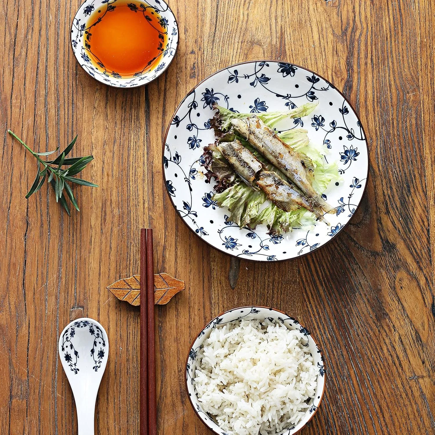 ست ظروف غذاخوری چینی آبی و سفید گِگُنگ، شامل بشقاب، کاسه، قاشق، چاپستیک، مناسب برای یک نفر، ست سرامیکی رنگی با لعاب، بستهبندی جعبه هدیه (علف تانگ) ست ظروف غذاخوری چینی آبی و سفید گِگُنگ، شامل بشقاب، کاسه، قاشق، چاپستیک، مناسب برای یک نفر، ست سرامیکی رنگی با لعاب، بستهبندی جعبه هدیه (علف تانگ)