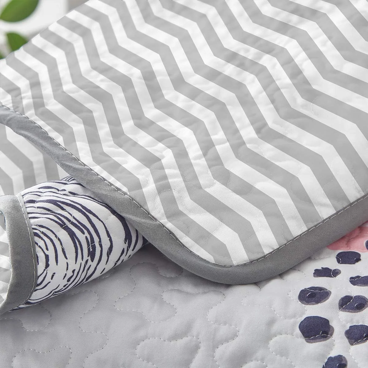 ست لحاف سه تکه برگشت پذیر Uozzi Bedding سایز کوئین 90x90، میکروفیبر نرم، سبک وزن، رو تختی، ست لحاف تابستانی، روکش تخت، پتوی مناسب تمام فصول، خال های رنگارنگ (1 لحاف + 2 روبالشی)