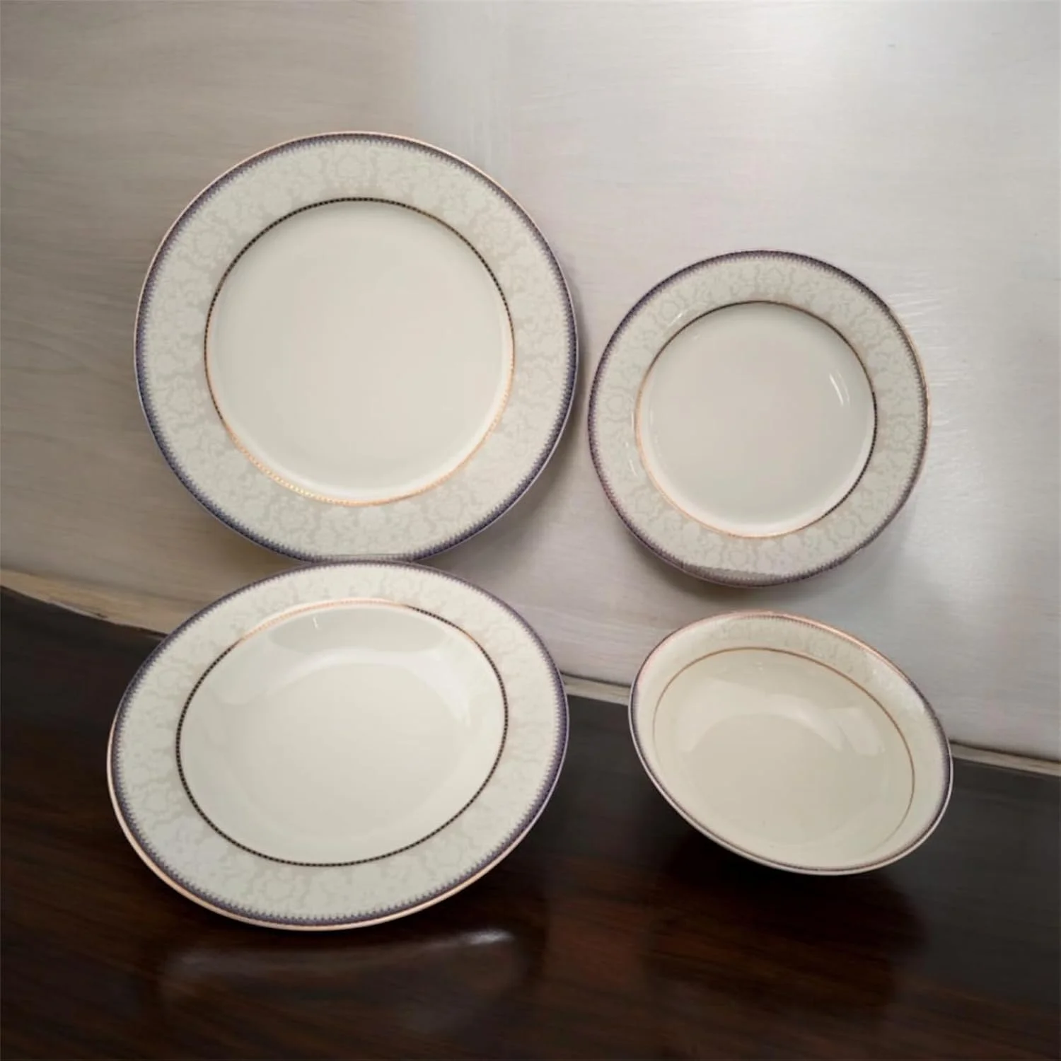 سرویس غذاخوری ۲۴ پارچه چینی درجه یک، شامل ۶ بشقاب غذاخوری، ۶ بشقاب دسرخوری، ۶ بشقاب سوپ خوری و ۶ کاسه | سرویس غذاخوری برای ۶ نفر سرویس غذاخوری ۲۴ پارچه چینی درجه یک، شامل ۶ بشقاب غذاخوری، ۶ بشقاب دسرخوری، ۶ بشقاب سوپ خوری و ۶ کاسه | سرویس غذاخوری برای ۶ نفر