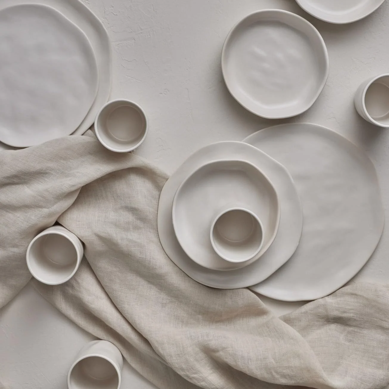 ست ظروف سنگی 16 پارچه مدرن HEKONDA از Mercer Project، شامل بشقاب و کاسه، ست ظروف برای 4 نفر، بژ