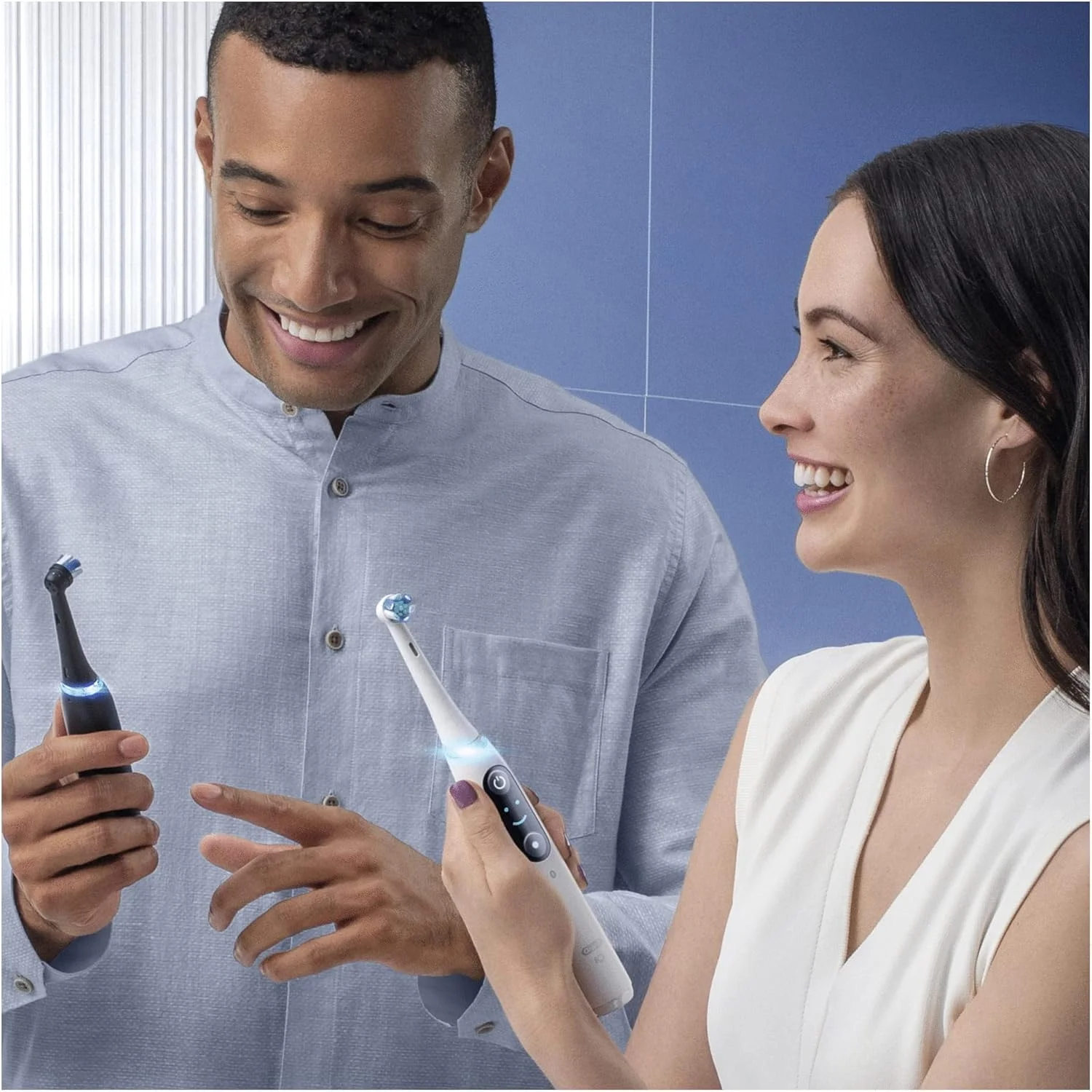 مسواک برقی بزرگسالان Oral-B iO8، هدیه برای زنان/مردان، دسته متصل به برنامه، 1 عدد سری مسواک و کیف مسافرتی، 6 حالت با سفید کننده دندان، دوشاخه 2 پین UK، نسخه محدود مسواک برقی بزرگسالان Oral-B iO8، هدیه برای زنان/مردان، دسته متصل به برنامه، 1 عدد سری مسواک و کیف مسافرتی، 6 حالت با سفید کننده دندان، دوشاخه 2 پین UK، نسخه محدود