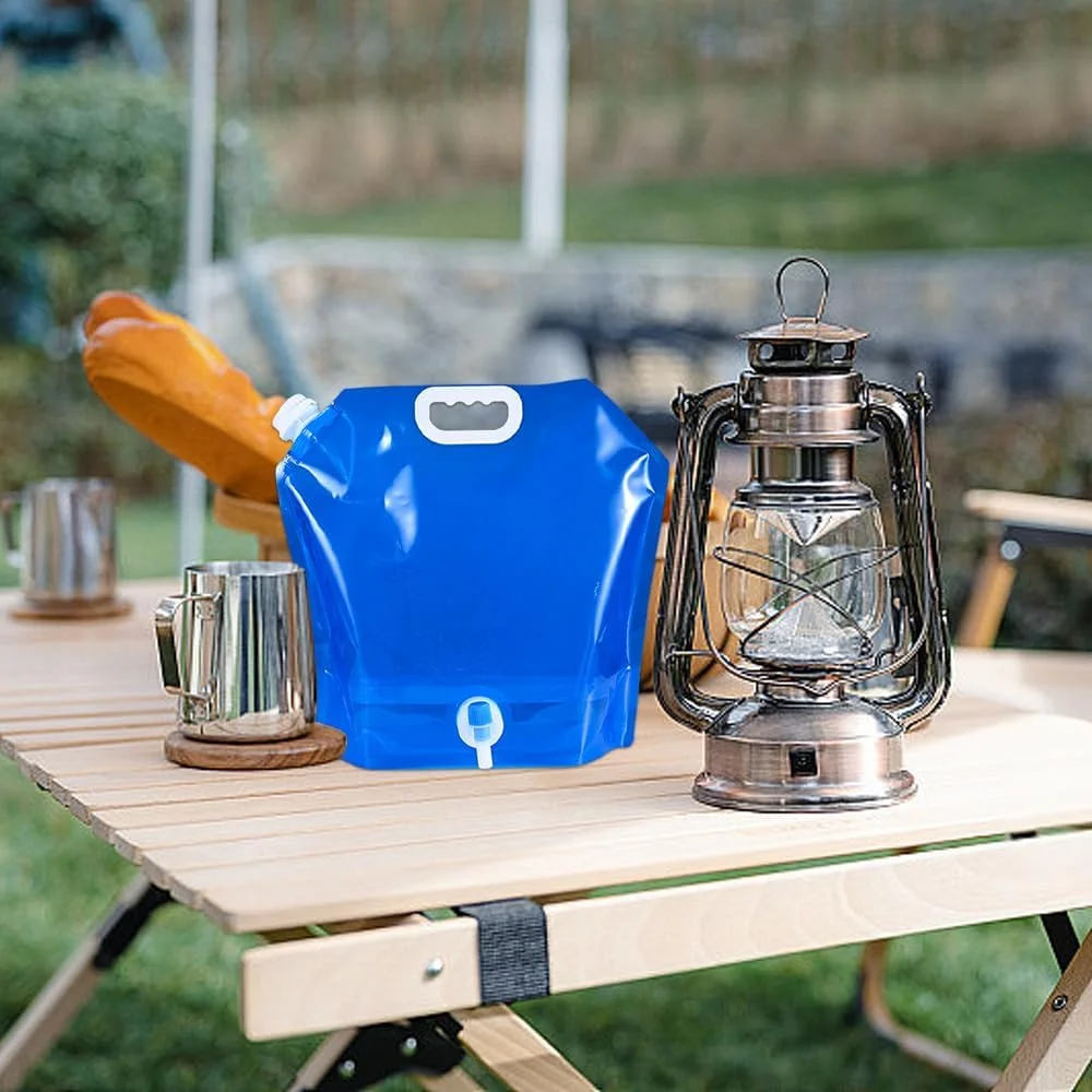 بسته 2 عددی ظروف آب کمپینگ 10 لیتری، کیسه های ذخیره آب قابل حمل، ظرف آب تاشو با شیر، ظرف حمل آب خودرو، کیسه های آب تاشو برای کمپینگ ورزشی، پیاده روی، پیک نیک، باربیکیو (آبی) بسته 2 عددی ظروف آب کمپینگ 10 لیتری، کیسه های ذخیره آب قابل حمل، ظرف آب تاشو با شیر، ظرف حمل آب خودرو، کیسه های آب تاشو برای کمپینگ ورزشی، پیاده روی، پیک نیک، باربیکیو (آبی)