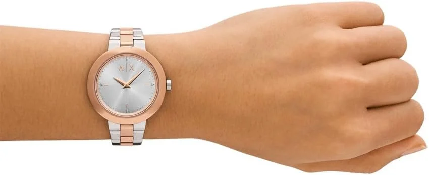 ساعت آرمانی اکسچنج با صفحه نقره‌ای، موتور دو عقربه و دستبند استیل دو رنگ