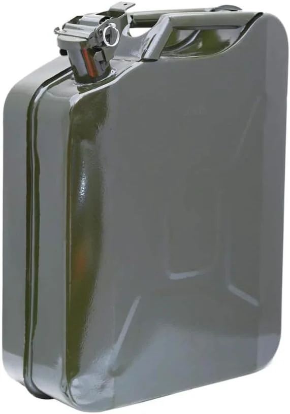 گالن فلزی 20 لیتری، یک محفظه بادوام و سنگین برای نگهداری و حمل ایمن مایعات، به ویژه سوخت هایی مانند بنزین، گازوئیل یا سایر مواد شیمیایی طراحی شده است.