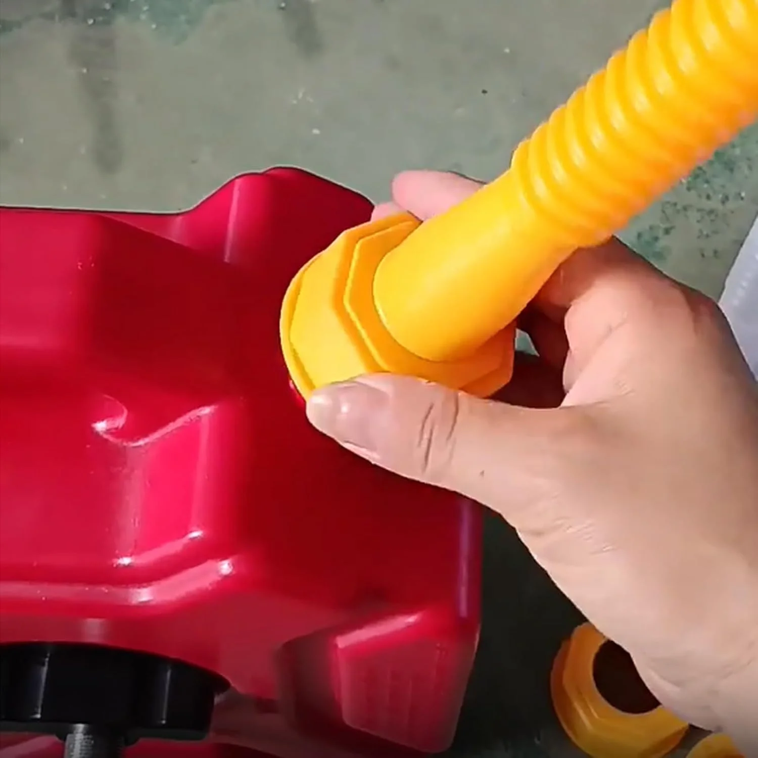 نازل جایگزین برای گالن بنزین GOLD DEER (مجموعه 3 عددی - زرد) شامل نازل گالن بنزین به همراه 6 عدد درپوش پیچی، 3 عدد رزوه درشت و 3 عدد رزوه ریز - مناسب برای اکثر گالن های 1/2/5/10 گالنی، نازل جایگزین انعطاف پذیر گالن بنزین