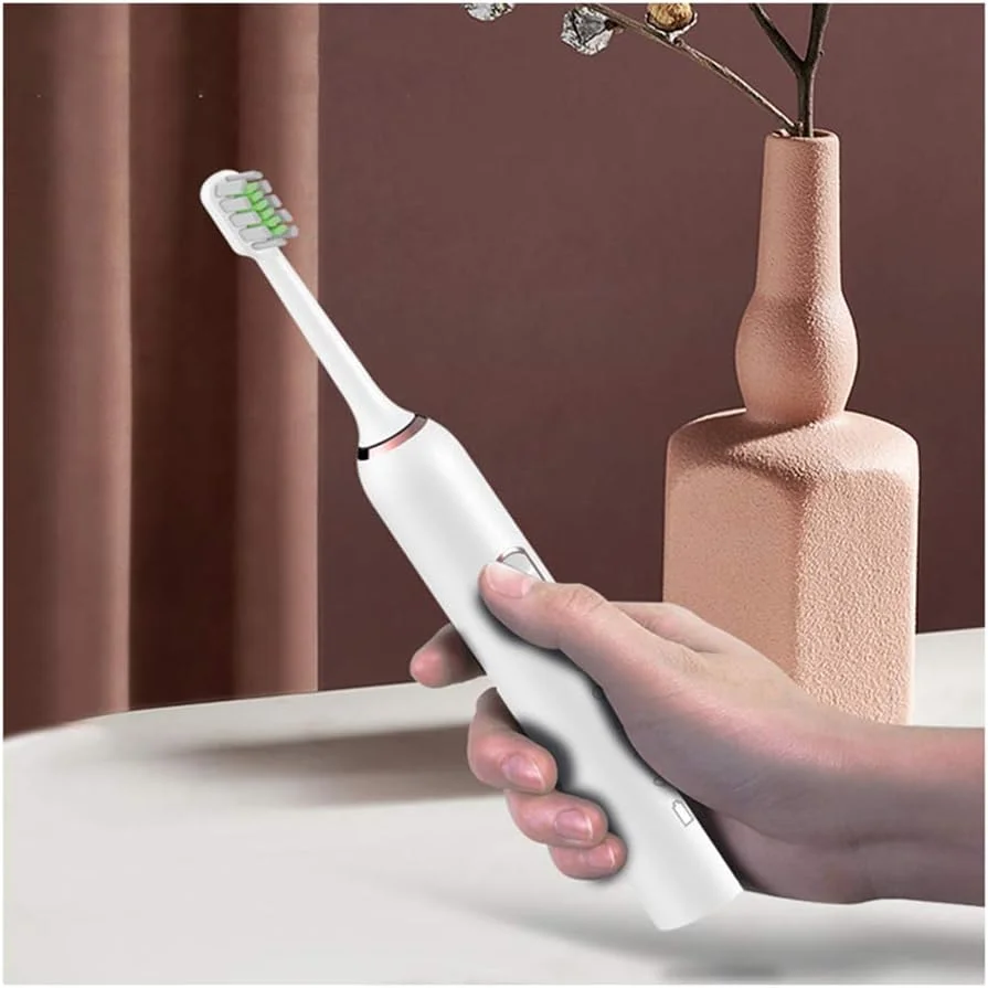 مسواک برقی شارژی GYNFJK، دارای 5 حالت و تایمر 2 دقیقه ای، مسواک صوتی سفید کننده با 4 سری مسواک و 1 کیف مسافرتی، 60 روز استفاده، موتور 31000VPM، ضد آب، سفید