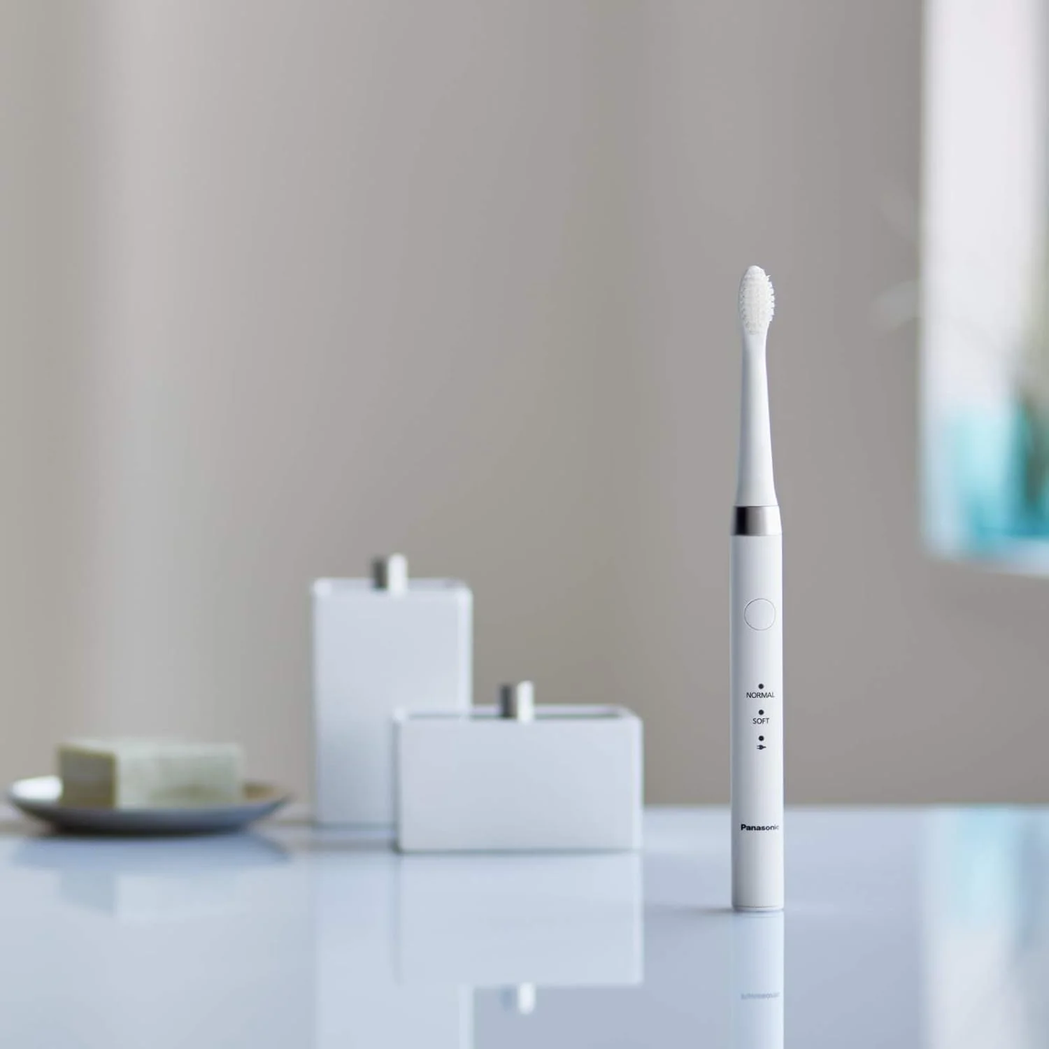 مسواک برقی پاناسونیک مدل EW-DM81-K503، دارای 2 سری، تایمر، 2 حالت عملکرد، طراحی ارگونومیک، 31000 حرکت در دقیقه، ارتعاشات صوتی، مشکی