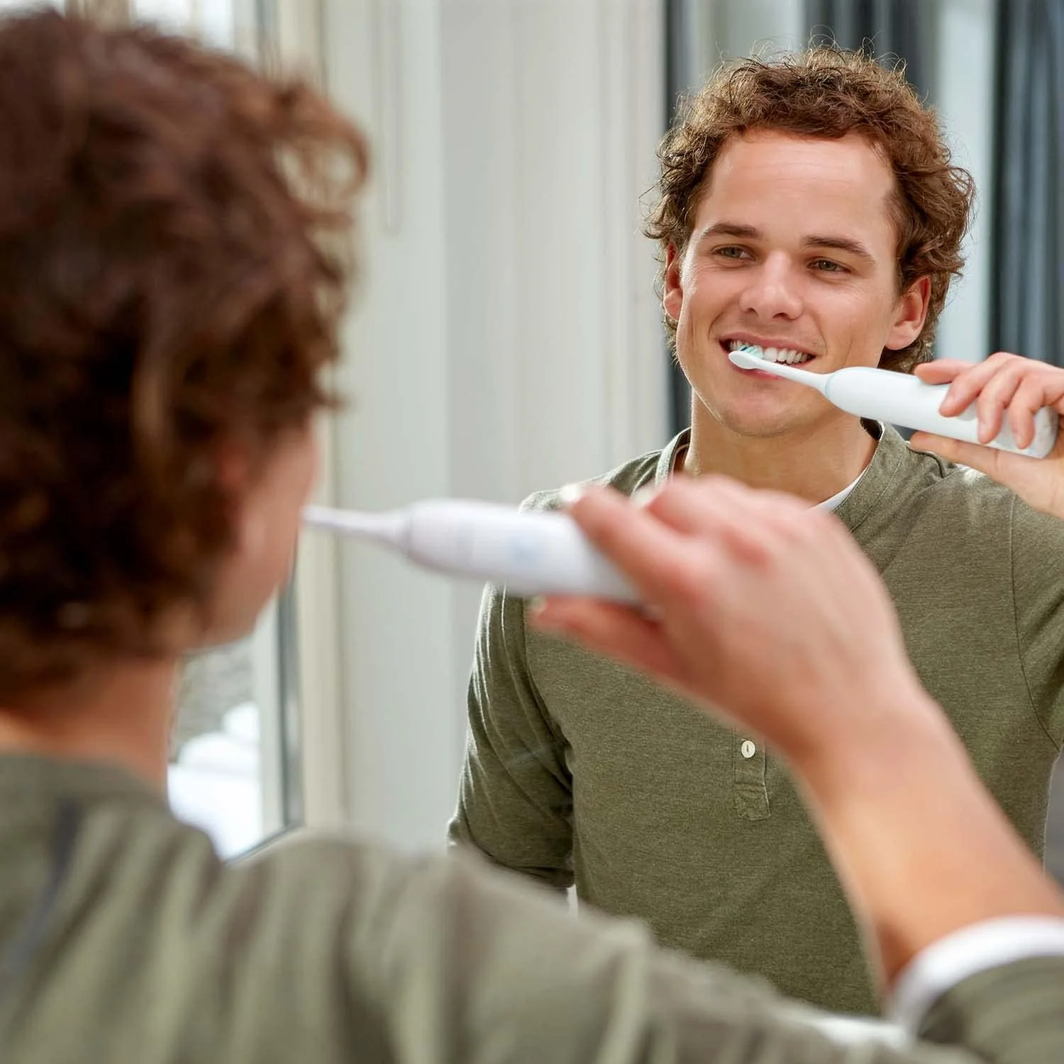 مسواک برقی شارژی فیلیپس Sonicare DailyClean 2100، بسته دوتایی آبی تیره/صورتی (دوشاخه حمام 2 پین بریتانیا) - HX3212/61 مسواک برقی شارژی فیلیپس Sonicare DailyClean 2100، بسته دوتایی آبی تیره/صورتی (دوشاخه حمام 2 پین بریتانیا) - HX3212/61