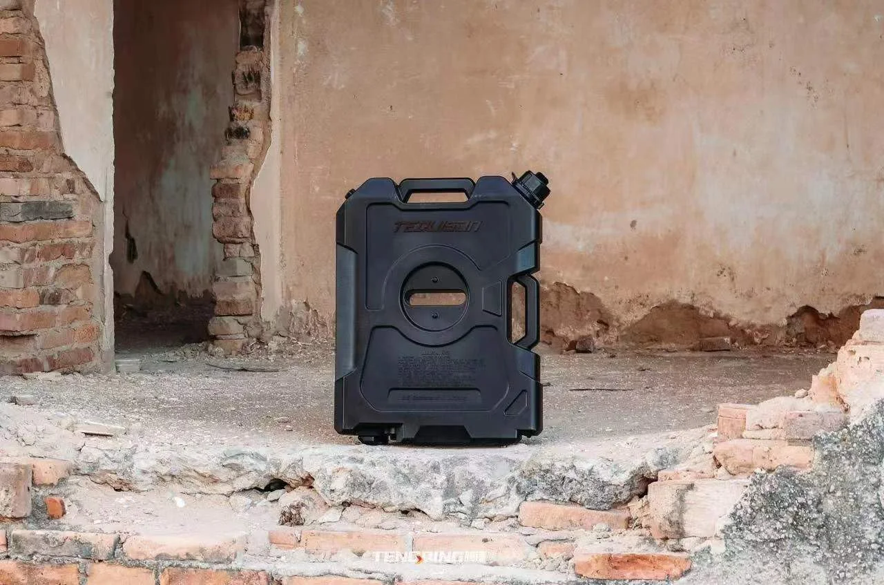 سطل درب جانبی، مخزن روغن سوخت قابل حمل، سطل یدکی آب و روغن 9 لیتری مشکی برای جیپ رانگلر JK JL 2007-2024، مناسب کمپینگ در فضای باز و آفرود JL1285