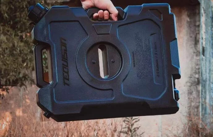 سطل درب جانبی، مخزن روغن سوخت قابل حمل، سطل یدکی آب و روغن 9 لیتری مشکی برای جیپ رانگلر JK JL 2007-2024، مناسب کمپینگ در فضای باز و آفرود JL1285