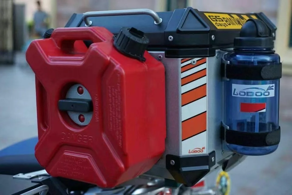 مجموعه مخزن سوخت قابل حمل 5 لیتری، قرمز، مخازن انتقال سوخت پلاستیکی سنگین، مناسب موتور سیکلت، تویوتا و جیپ مجموعه مخزن سوخت قابل حمل 5 لیتری، قرمز، مخازن انتقال سوخت پلاستیکی سنگین، مناسب موتور سیکلت، تویوتا و جیپ