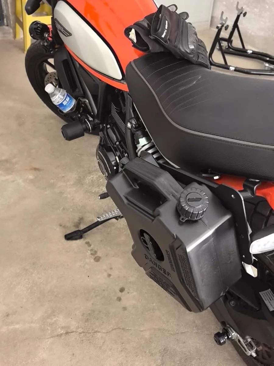 مجموعه مخزن سوخت قابل حمل 5 لیتری، قرمز، مخازن انتقال سوخت پلاستیکی سنگین، مناسب موتور سیکلت، تویوتا و جیپ مجموعه مخزن سوخت قابل حمل 5 لیتری، قرمز، مخازن انتقال سوخت پلاستیکی سنگین، مناسب موتور سیکلت، تویوتا و جیپ