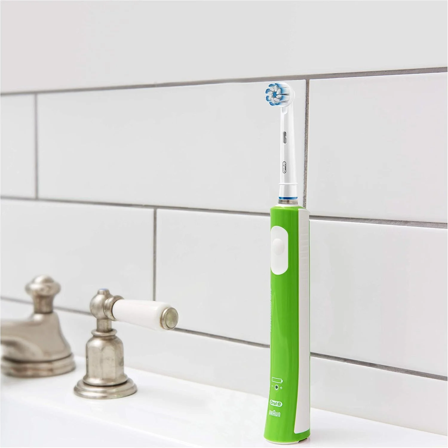 مسواک برقی شارژی کودکانه Oral-B Junior سبز مسواک برقی شارژی کودکانه Oral-B Junior سبز