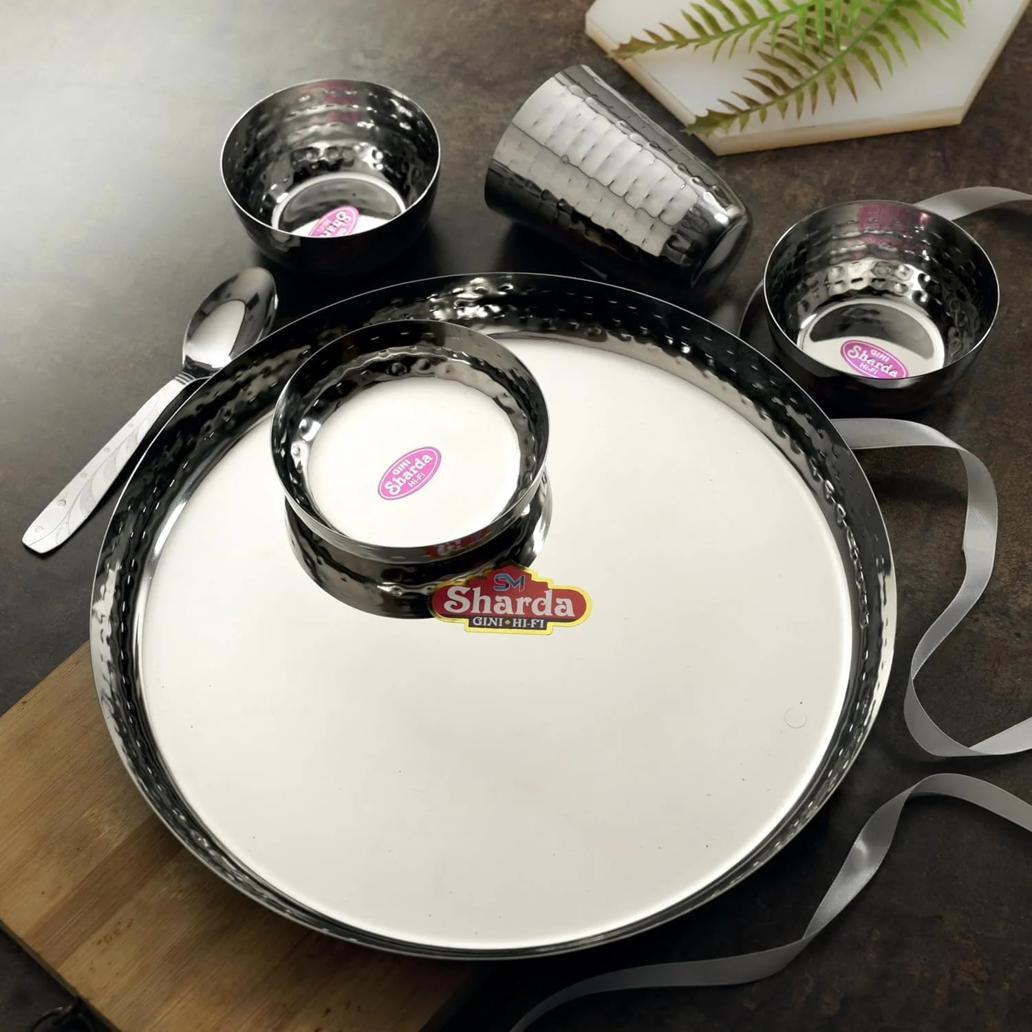 سرویس غذاخوری 36 پارچه استیل چکش کاری شده شاردا متالز | شامل 6 بشقاب تالی، 12 کاسه خورشت، 6 بشقاب پیش دستی، 6 لیوان، 6 قاشق | ست پذیرایی بوفه سبک ماثار، ظروف بادوام و قابل شستشو در ماشین ظرفشویی