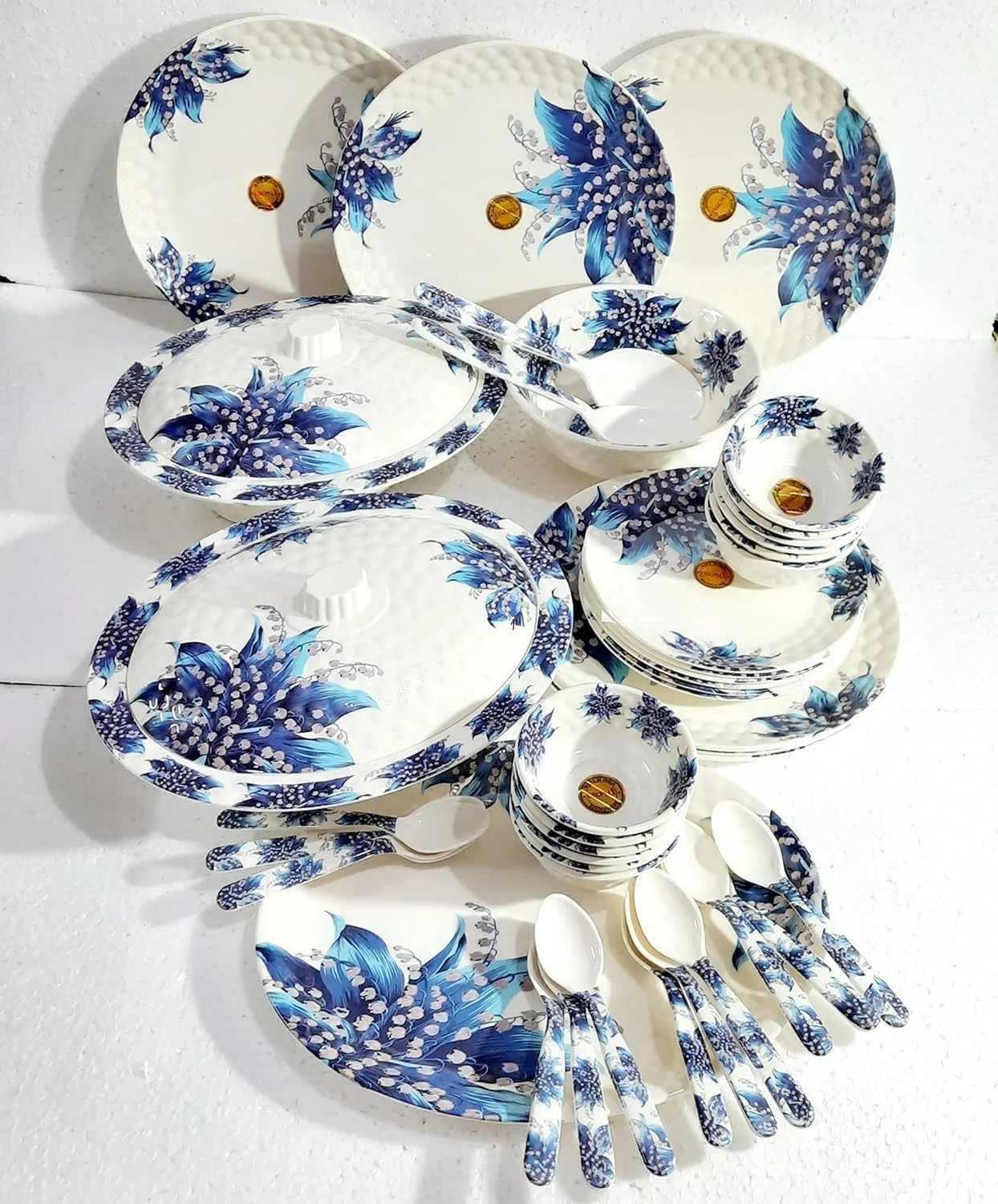 سرویس ظروف غذاخوری ملامین با کیفیت صادراتی، طرح گل آبی با طراحی گل سوسن، زمینه سفید، ست ۴۴ تکه شامل بشقاب، کاسه، قاشق. سرویس ظروف غذاخوری ملامین با کیفیت صادراتی، طرح گل آبی با طراحی گل سوسن، زمینه سفید، ست ۴۴ تکه شامل بشقاب، کاسه، قاشق.