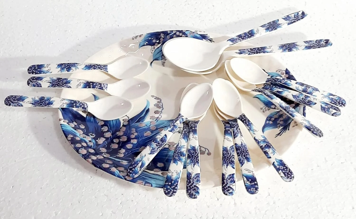 سرویس ظروف غذاخوری ملامین با کیفیت صادراتی، طرح گل آبی با طراحی گل سوسن، زمینه سفید، ست ۴۴ تکه شامل بشقاب، کاسه، قاشق.