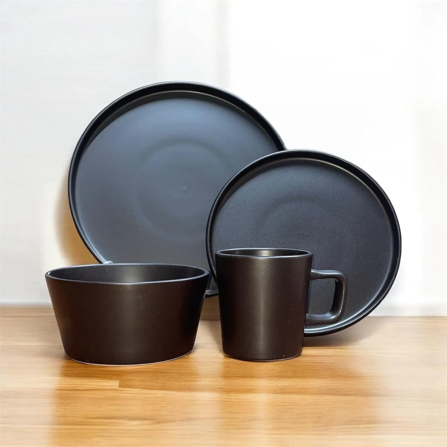 سرویس غذاخوری 16 پارچه سنگی - مناسب برای 4 نفر - مشکی مات سرویس غذاخوری 16 پارچه سنگی - مناسب برای 4 نفر - مشکی مات