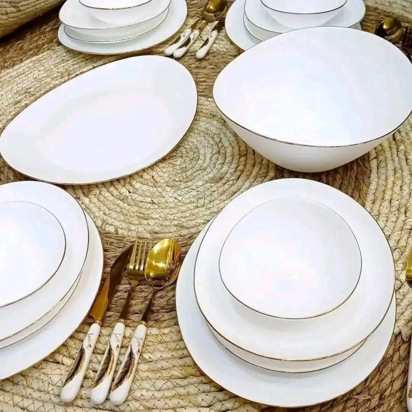 سرویس غذاخوری 34 پارچه Houzi با خط طلایی، شیشه اوپال، مناسب مایکروویو، قابل شستشو در ماشین ظرفشویی، مقاوم در برابر حرارت شامل 8 بشقاب غذاخوری، 8 بشقاب سوپ خوری، 8 بشقاب دسر خوری، 8 کاسه، 1 کاسه بزرگ، 1 دیس بیضی