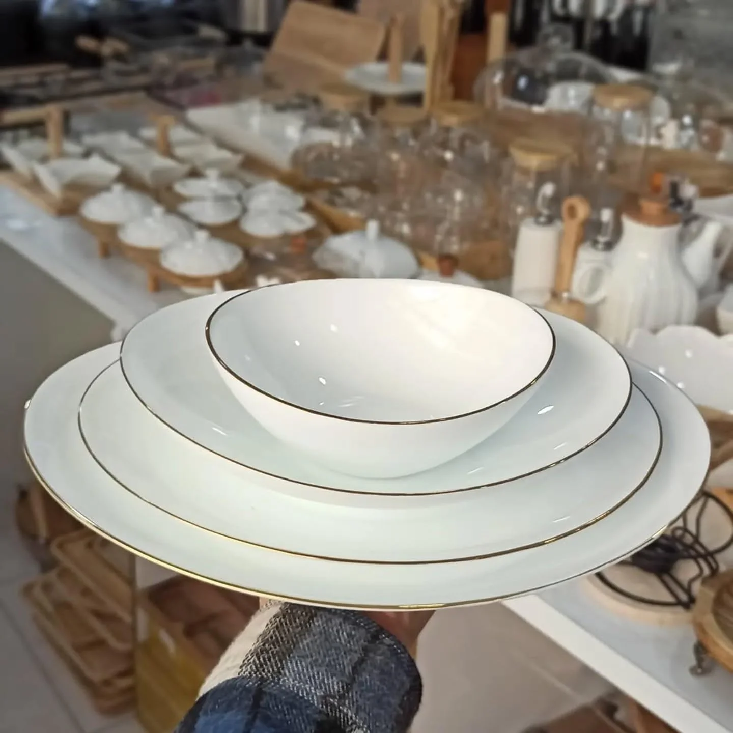 سرویس غذاخوری 24 پارچه هوزی با خط طلایی، ظروف شیشه ای اوپال شامل 6 بشقاب غذاخوری، 6 بشقاب دسر، 6 بشقاب سوپ و 6 کاسه، قابل استفاده در مایکروویو، قابل شستشو در ماشین ظرفشویی، مقاوم در برابر حرارت