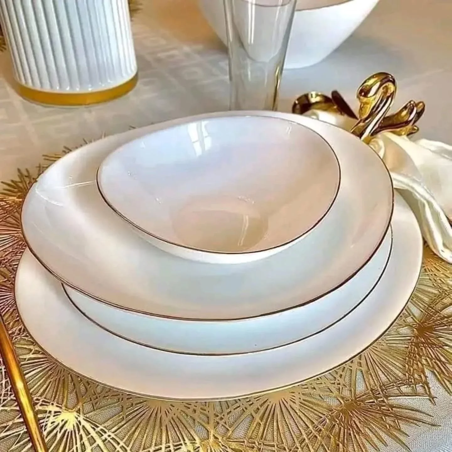 سرویس غذاخوری 34 پارچه Houzi با خط طلایی، شیشه اوپال، مناسب مایکروویو، قابل شستشو در ماشین ظرفشویی، مقاوم در برابر حرارت شامل 8 بشقاب غذاخوری، 8 بشقاب سوپ خوری، 8 بشقاب دسر خوری، 8 کاسه، 1 کاسه بزرگ، 1 دیس بیضی